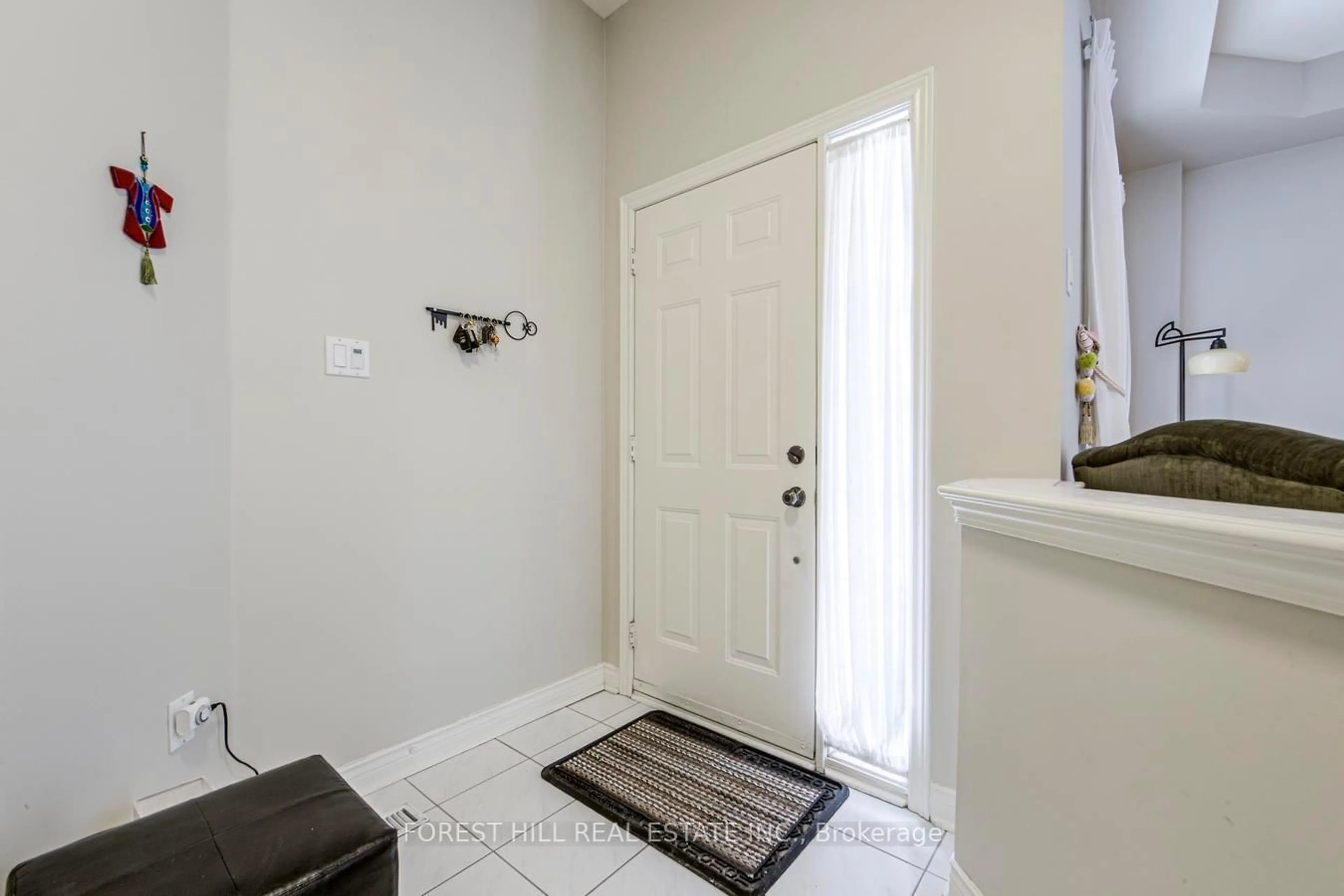 Indoor entryway for 38 Thornbush Crt, Richmond Hill Ontario L4S 1Z7