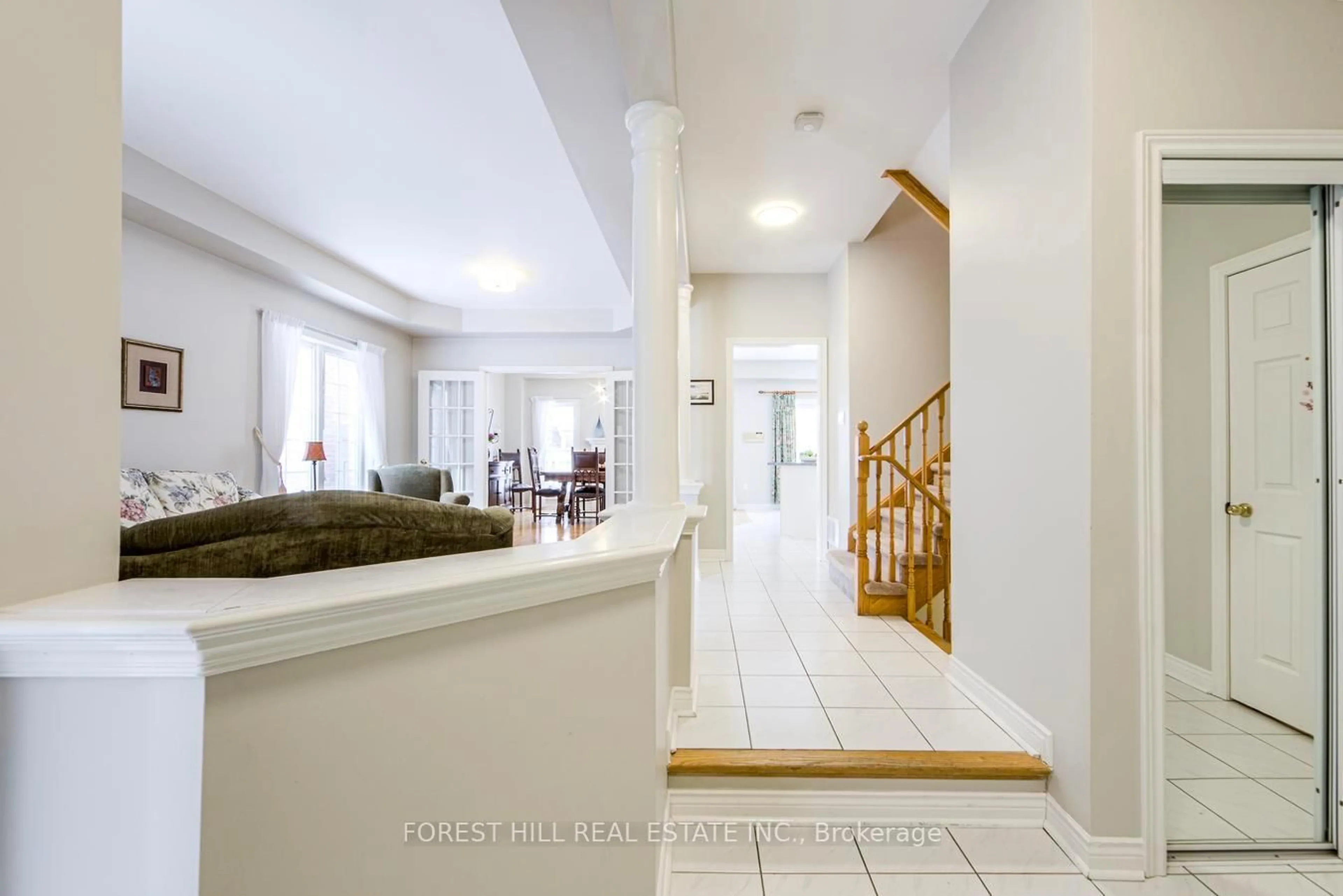 Indoor foyer for 38 Thornbush Crt, Richmond Hill Ontario L4S 1Z7