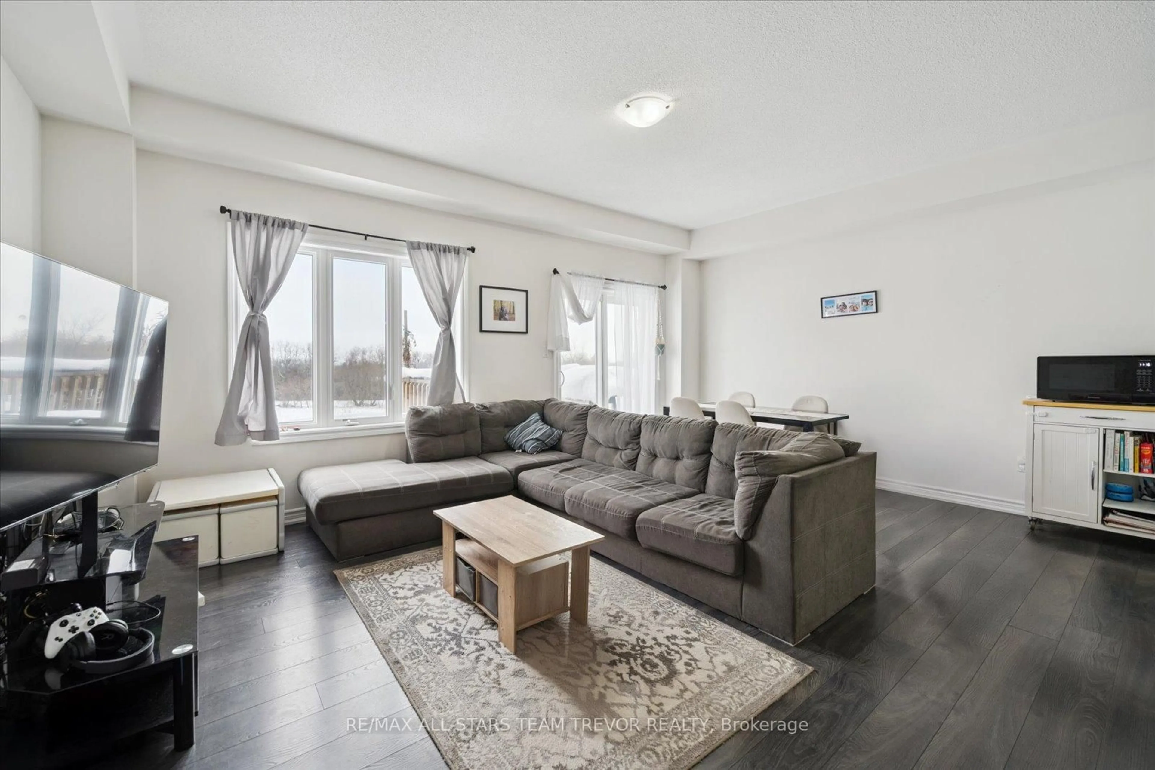 Living room with furniture, unknown for 1265 Harrington St, Innisfil Ontario L0L 1W0