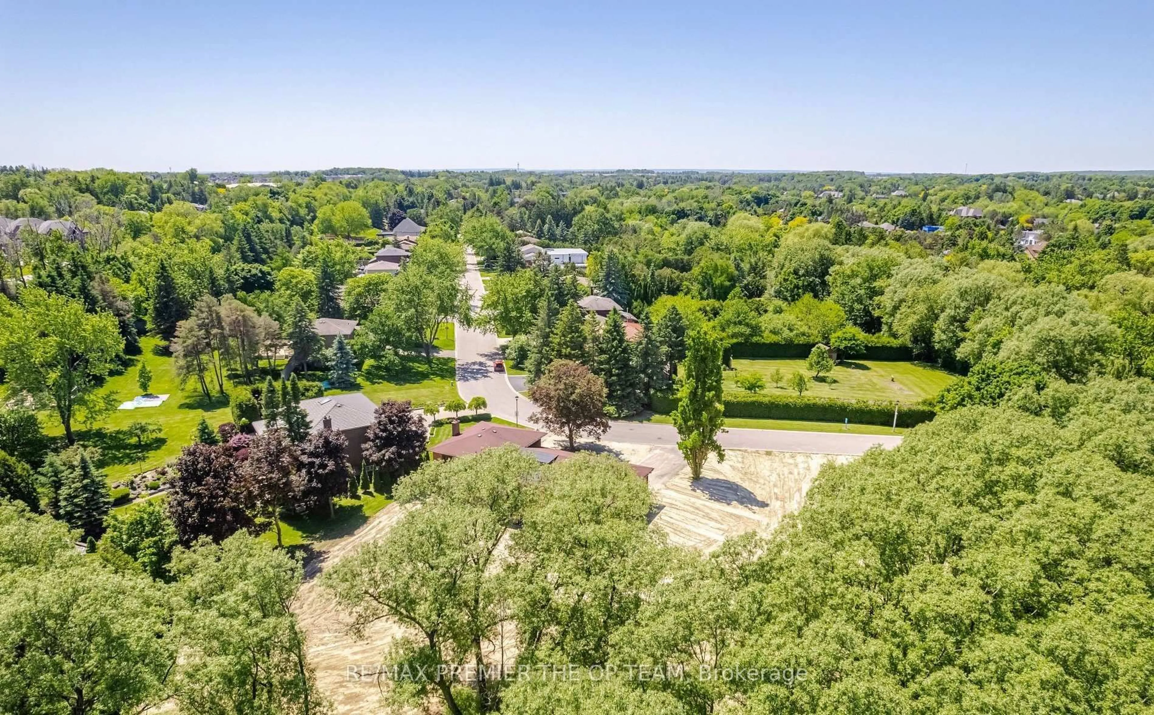 A pic from outside/outdoor area/front of a property/back of a property/a pic from drone, unknown for 155 Dennison St, King Ontario L7B 1B8