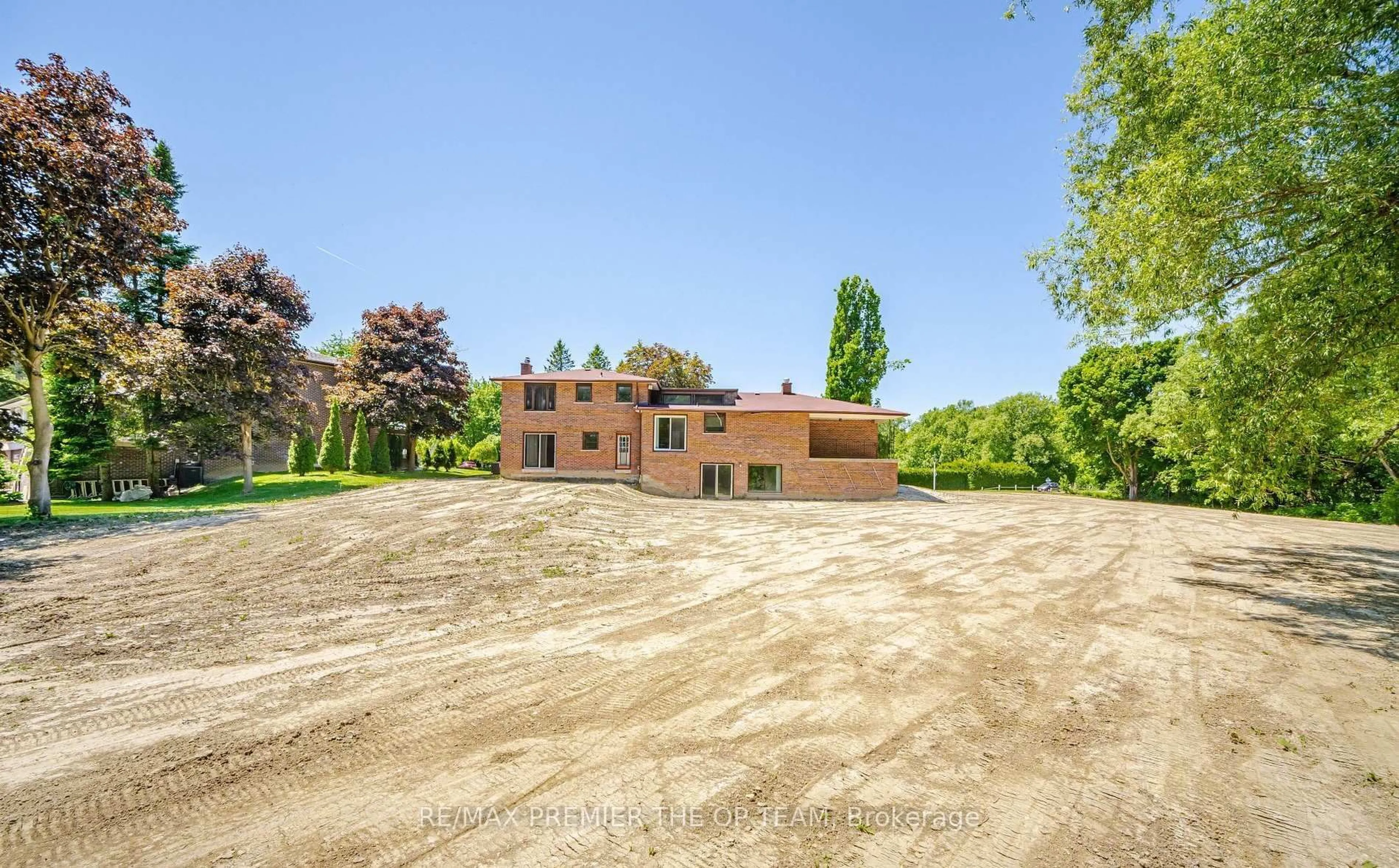 A pic from outside/outdoor area/front of a property/back of a property/a pic from drone, building for 155 Dennison St, King Ontario L7B 1B8