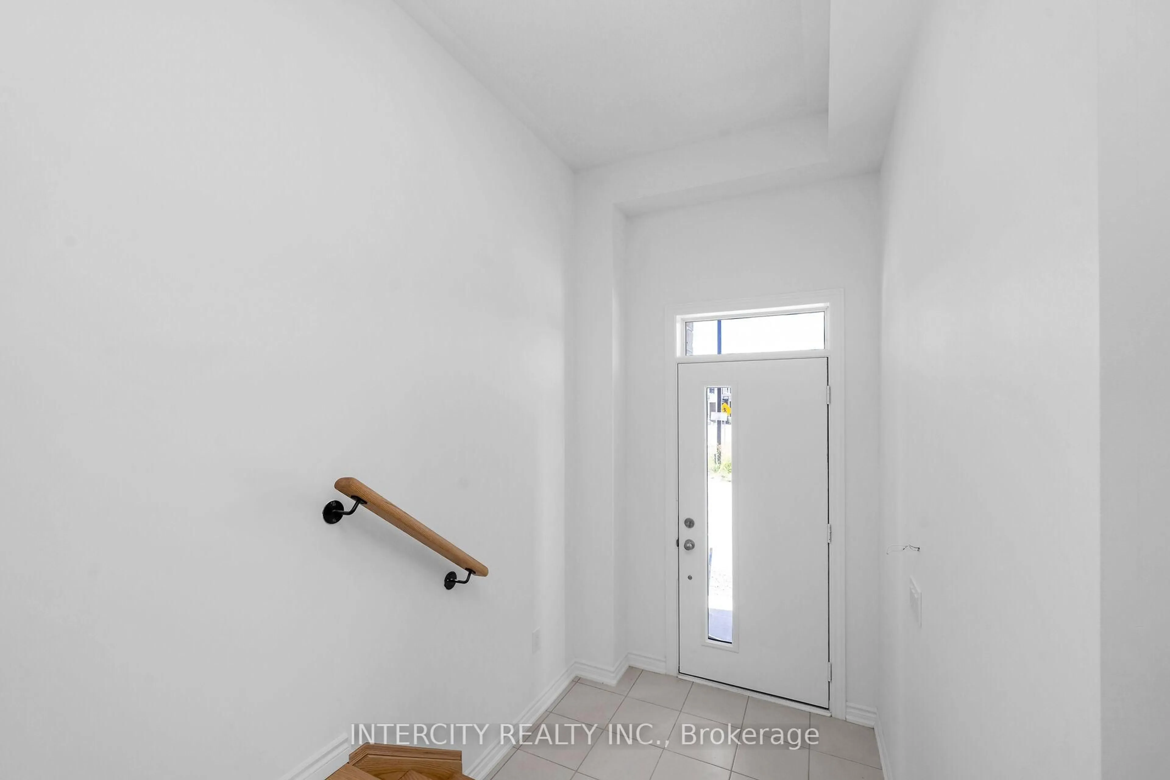 Indoor entryway for 8 Radisson St, Vaughan Ontario L4H 5J3