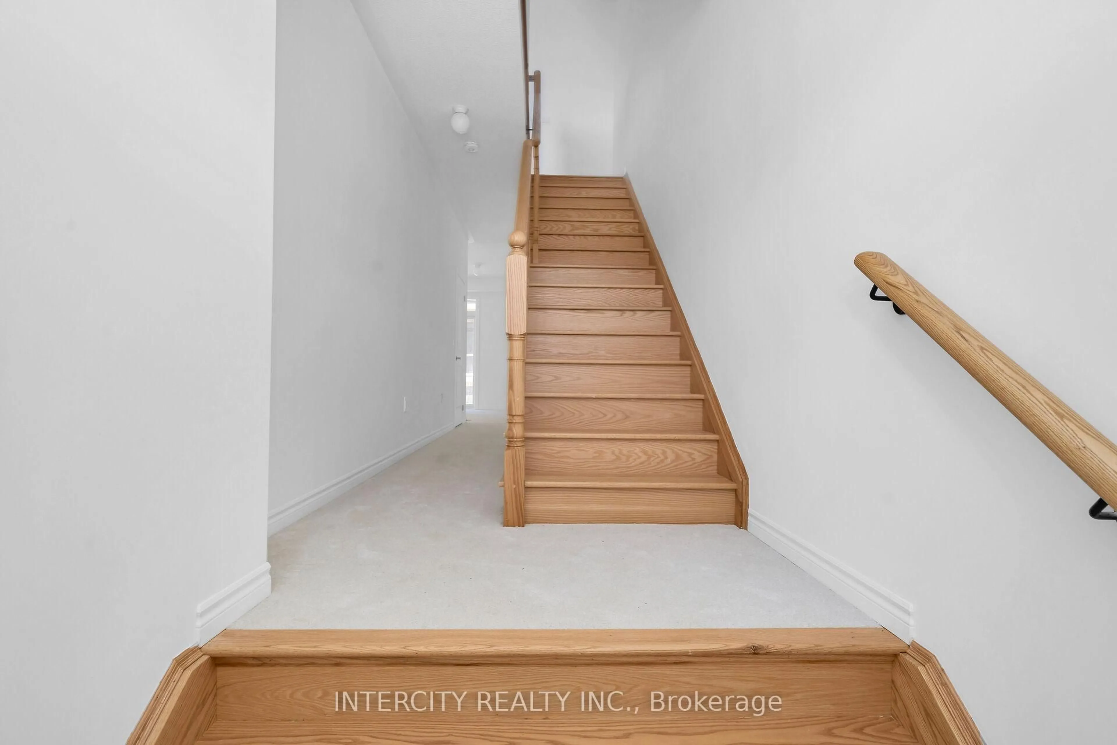 Indoor entryway for 8 Radisson St, Vaughan Ontario L4H 5J3