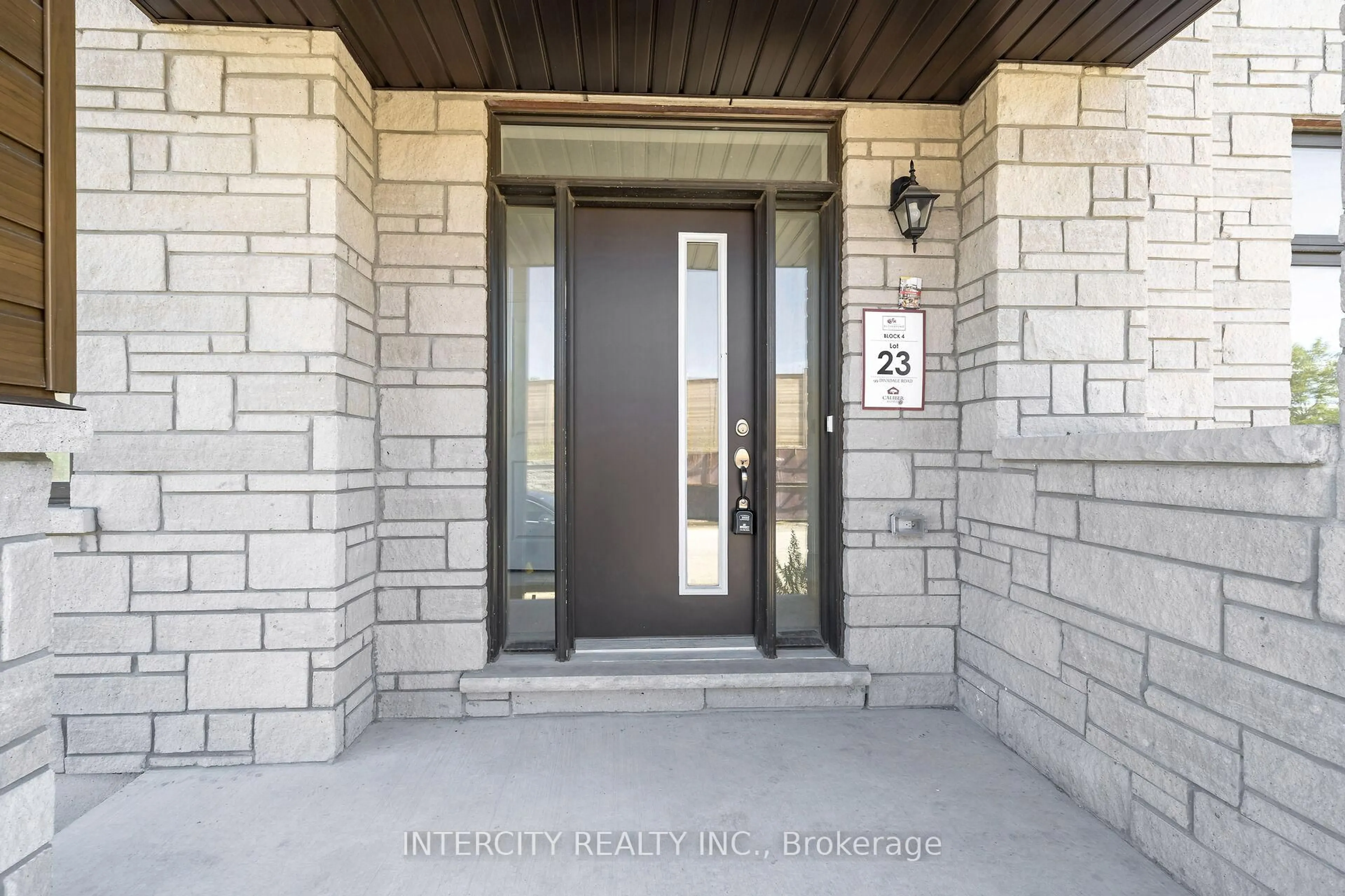 Indoor entryway for 99 Divadale Rd, Vaughan Ontario L4H 5J3
