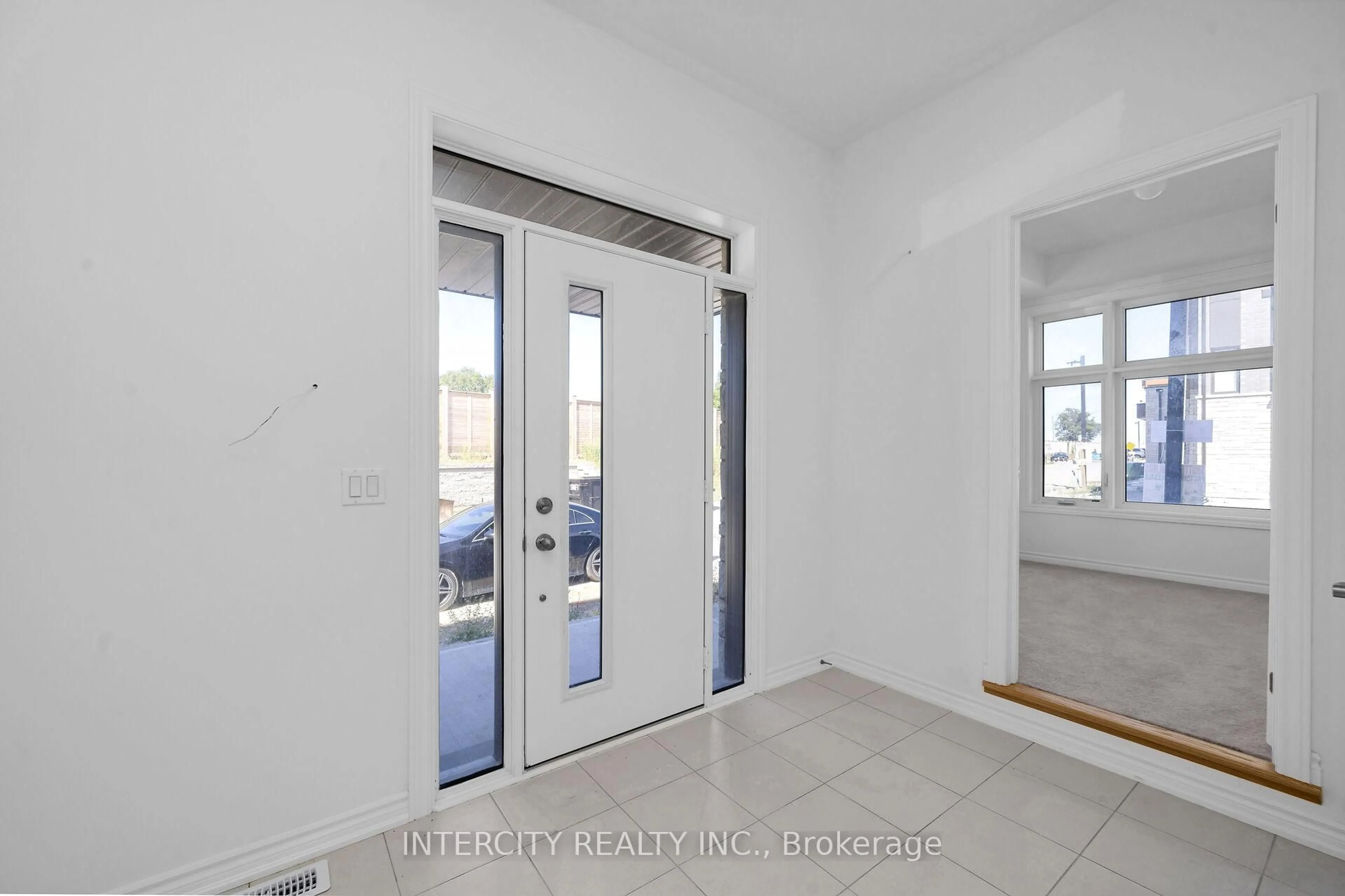 Indoor entryway for 99 Divadale Rd, Vaughan Ontario L4H 5J3