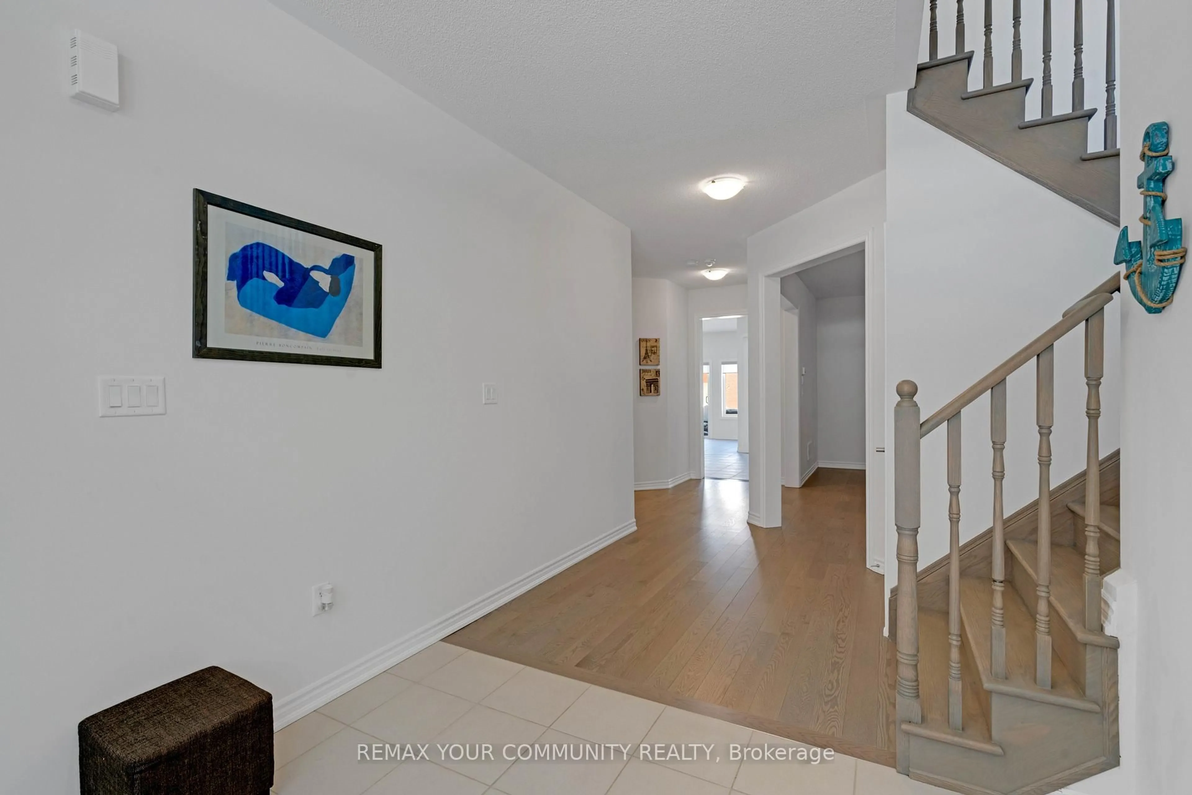 Indoor foyer for 1537 Prentice Rd, Innisfil Ontario L9S 4R7