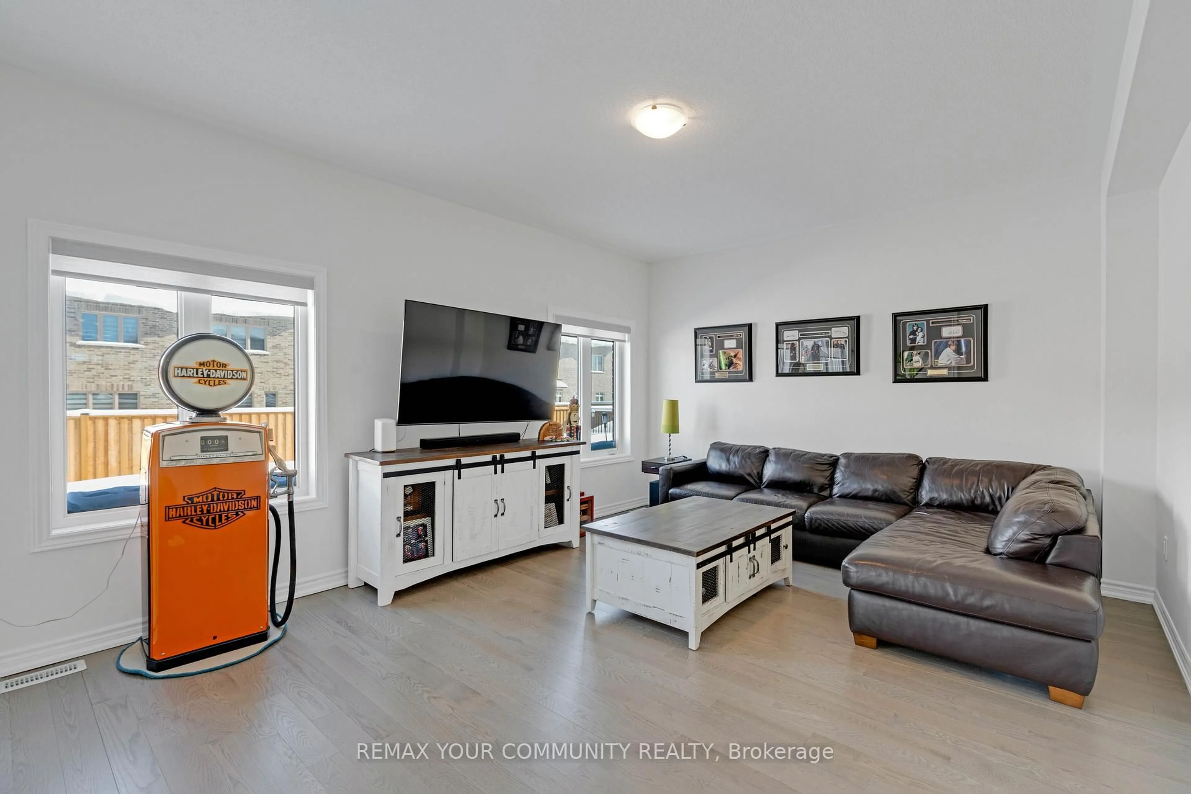 Living room with furniture, unknown for 1537 Prentice Rd, Innisfil Ontario L9S 4R7