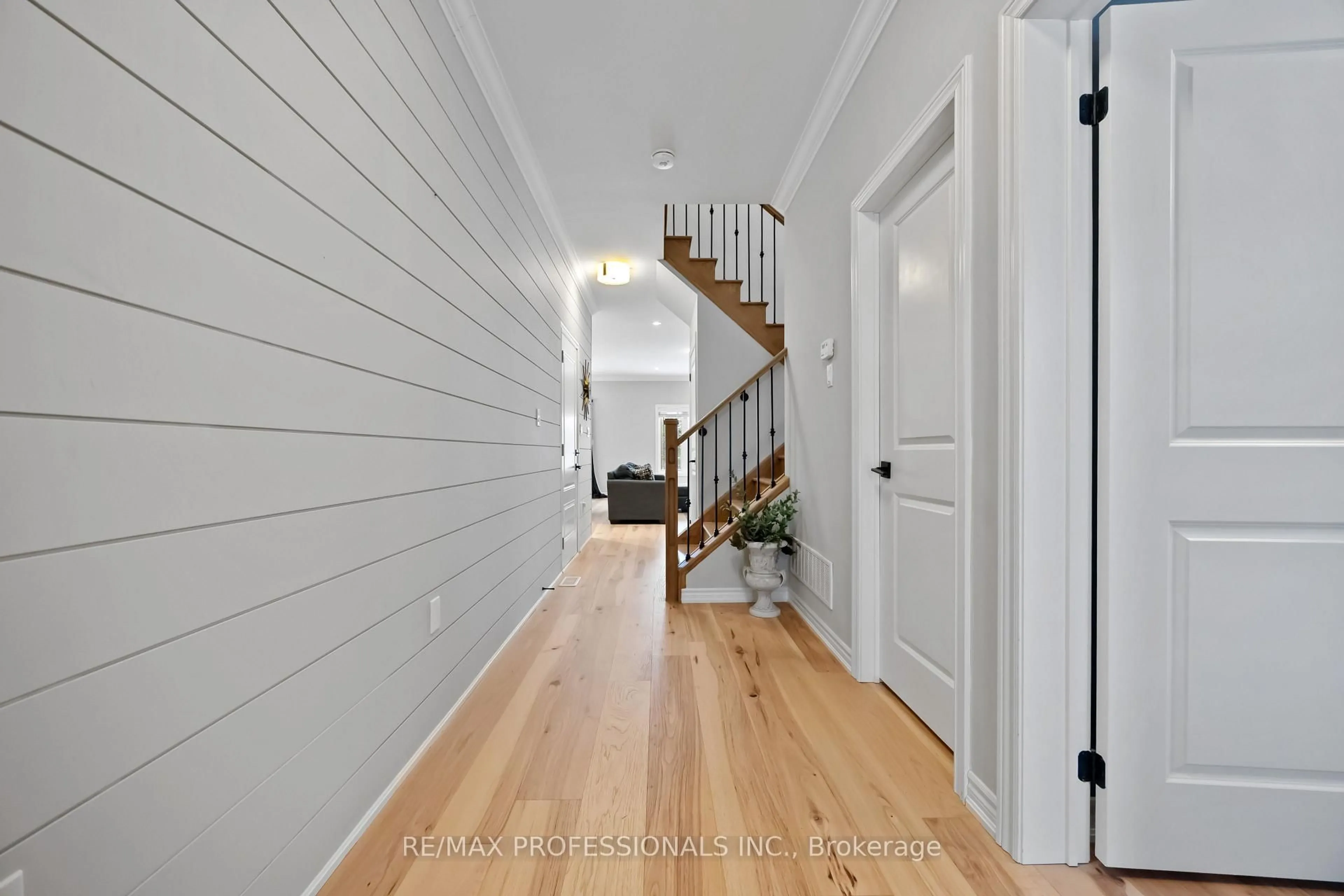 Indoor entryway for 31 Gord Matthews Way, Uxbridge Ontario L9P 0E9