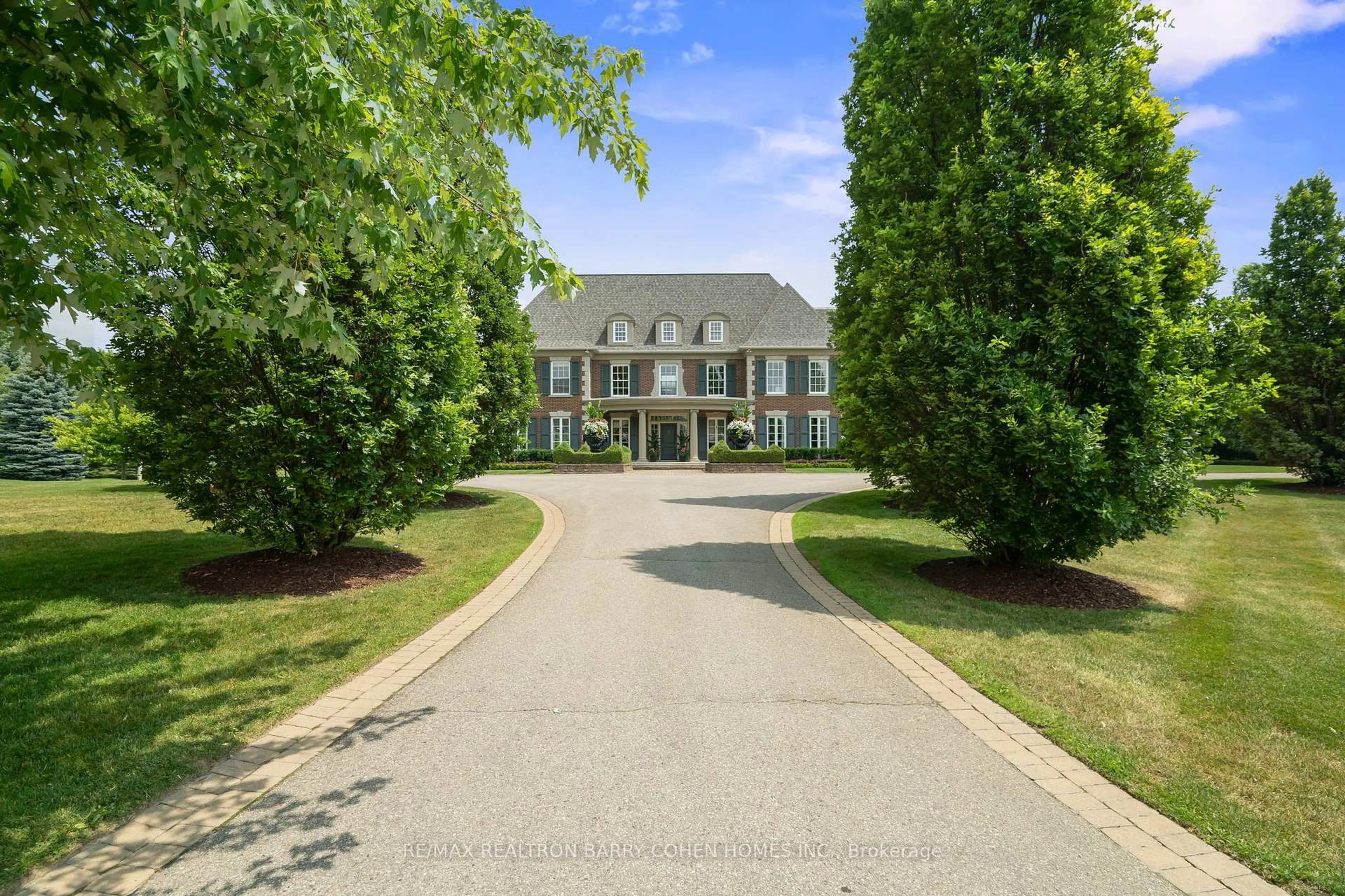 A pic from outside/outdoor area/front of a property/back of a property/a pic from drone, unknown for 91 Fairfield Dr, King Ontario L7B 1L9