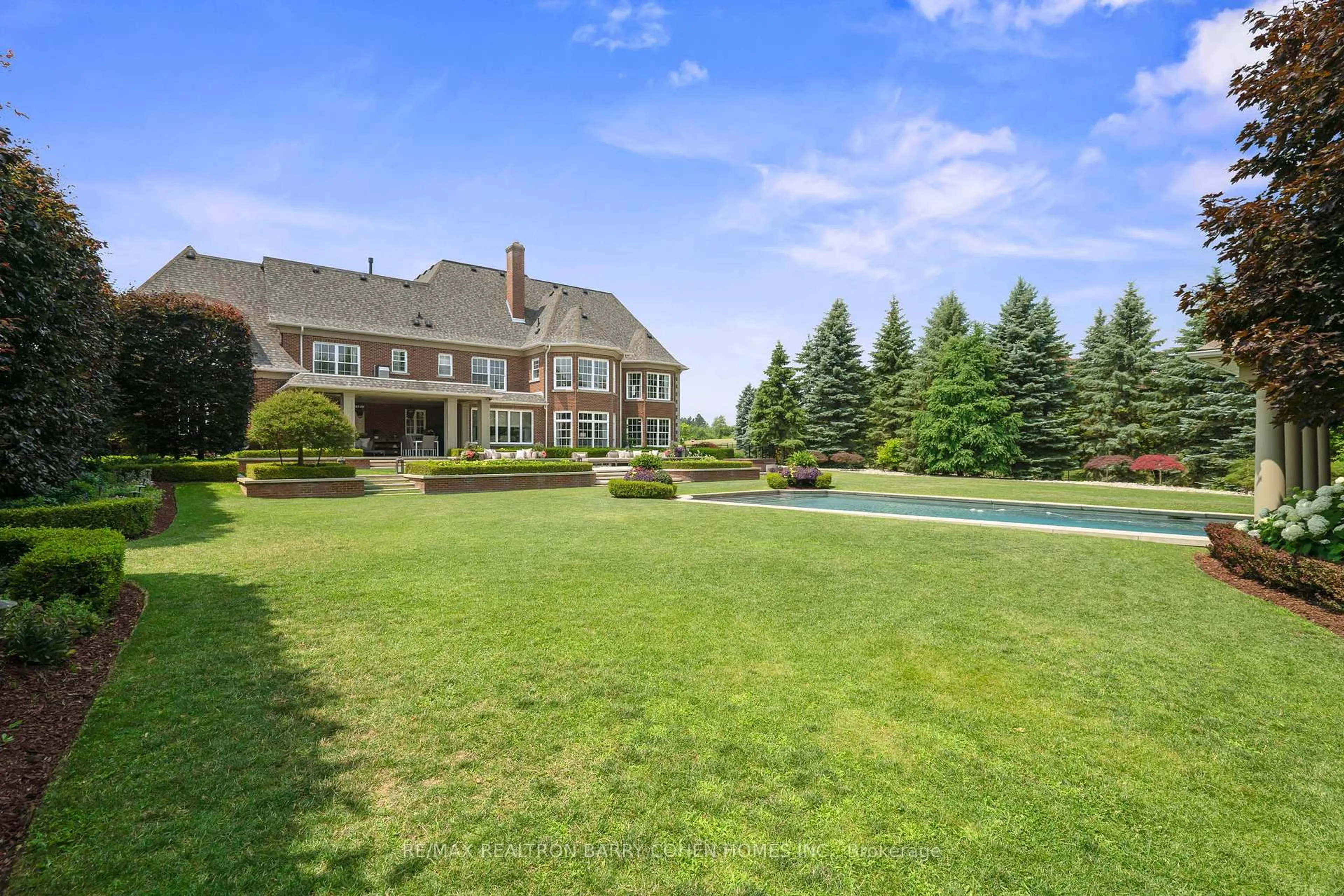 A pic from outside/outdoor area/front of a property/back of a property/a pic from drone, water/lake/river/ocean view for 91 Fairfield Dr, King Ontario L7B 1L9