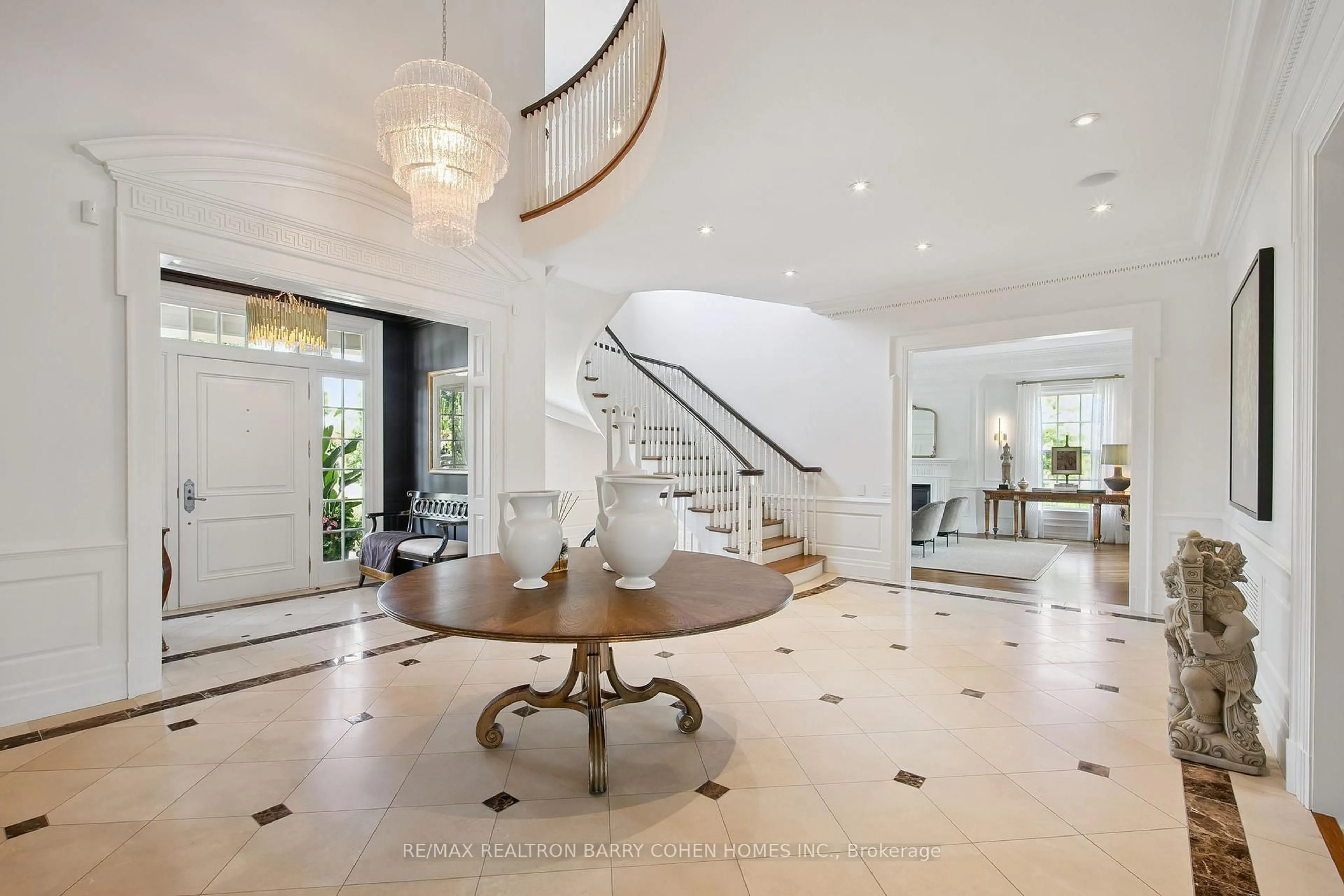 Indoor foyer for 91 Fairfield Dr, King Ontario L7B 1L9