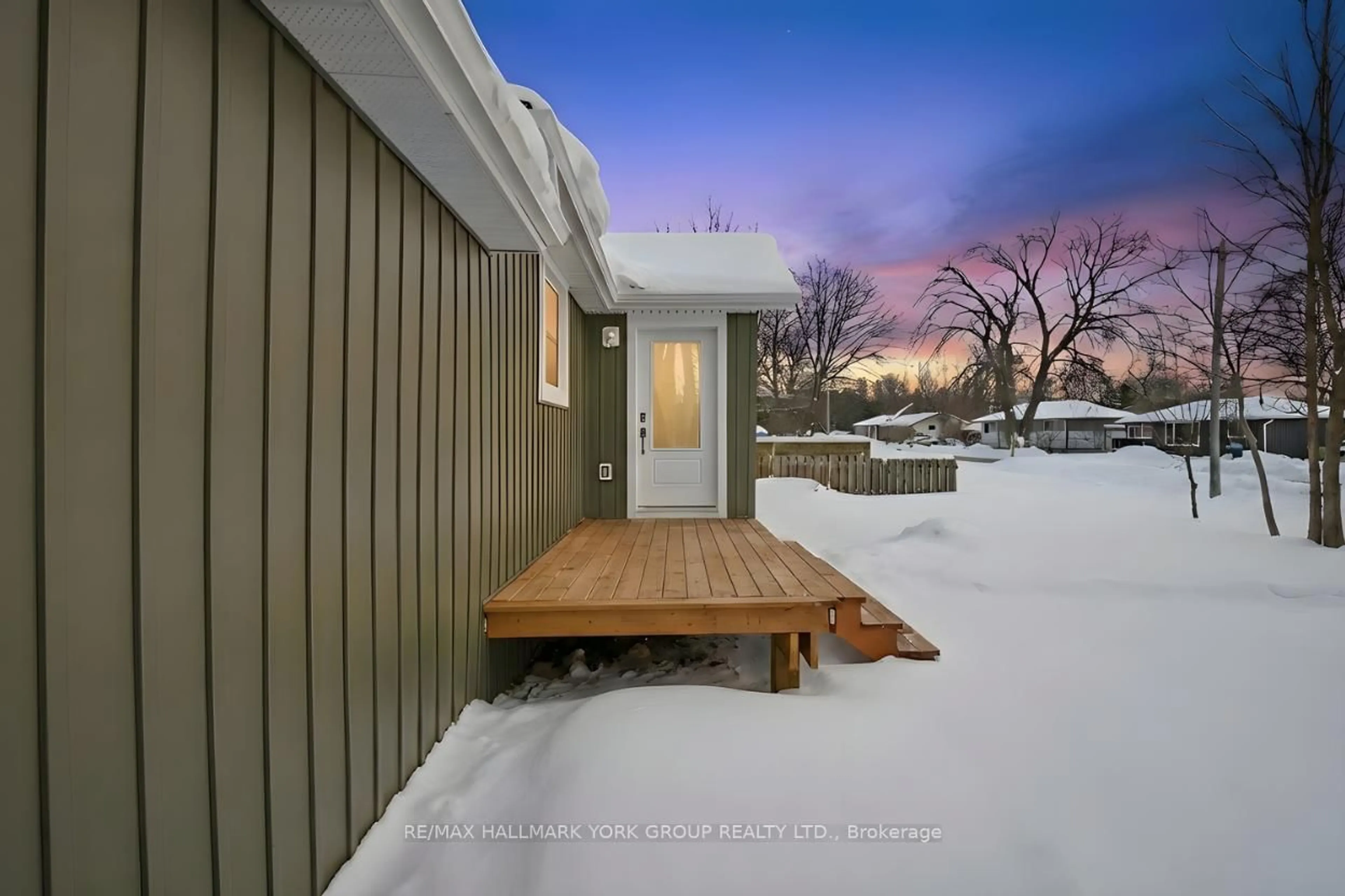 Patio, street for 103 Cronsberry Rd, Georgina Ontario L0E 1N0