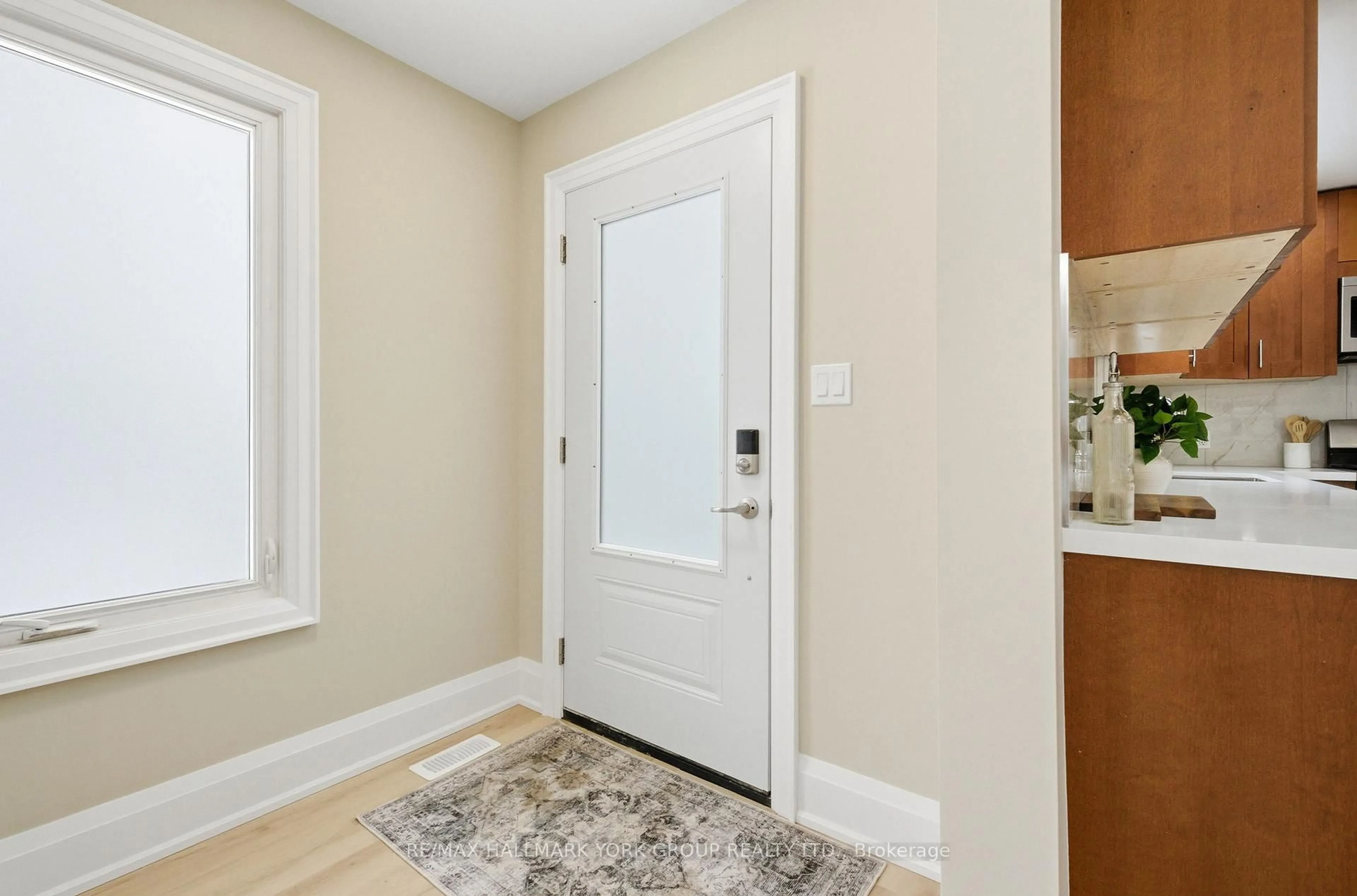 Indoor entryway for 103 Cronsberry Rd, Georgina Ontario L0E 1N0