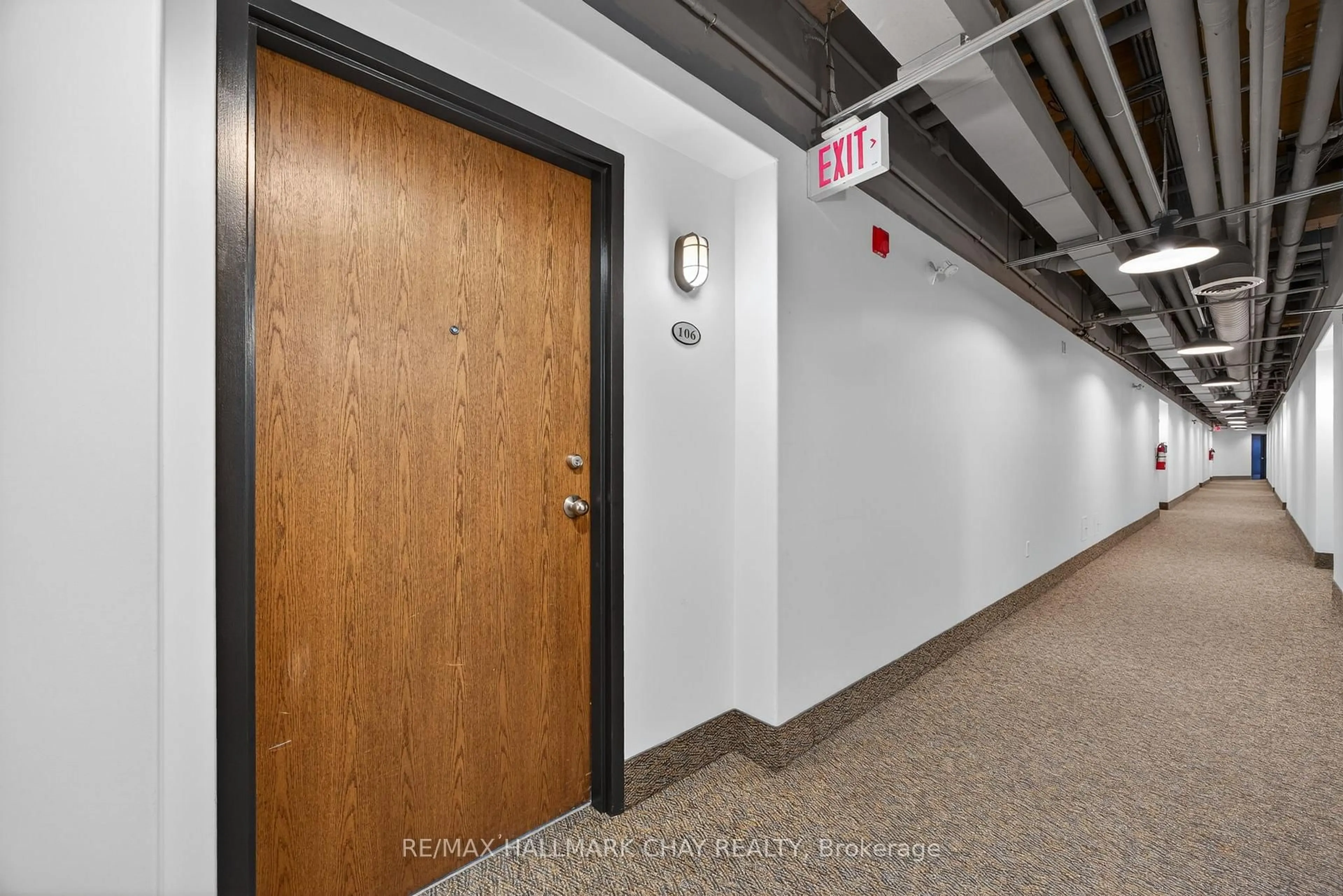 Indoor foyer for 543 Timothy St #106, Newmarket Ontario L3Y 1R1