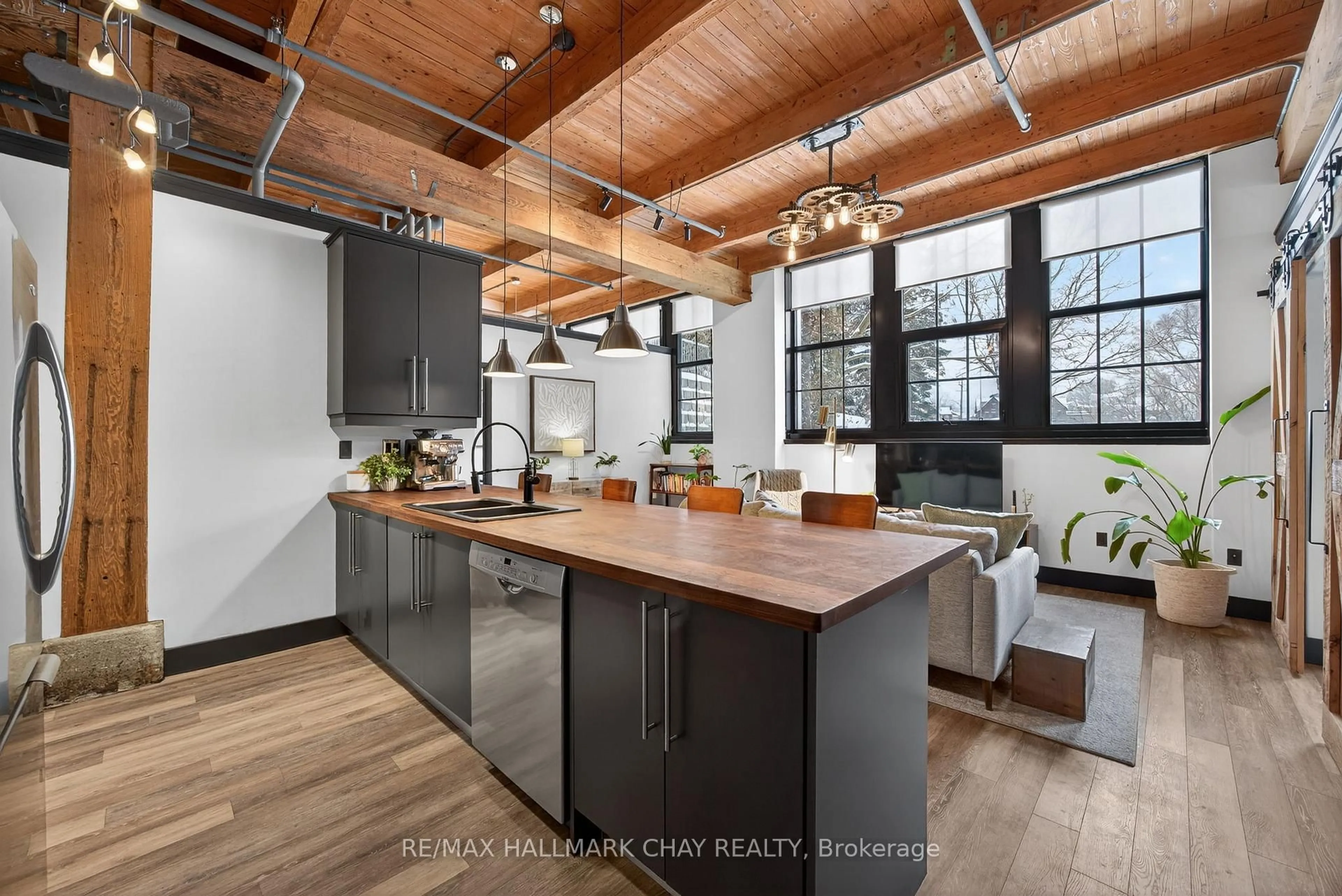 Open concept kitchen, wood/laminate floor for 543 Timothy St #106, Newmarket Ontario L3Y 1R1