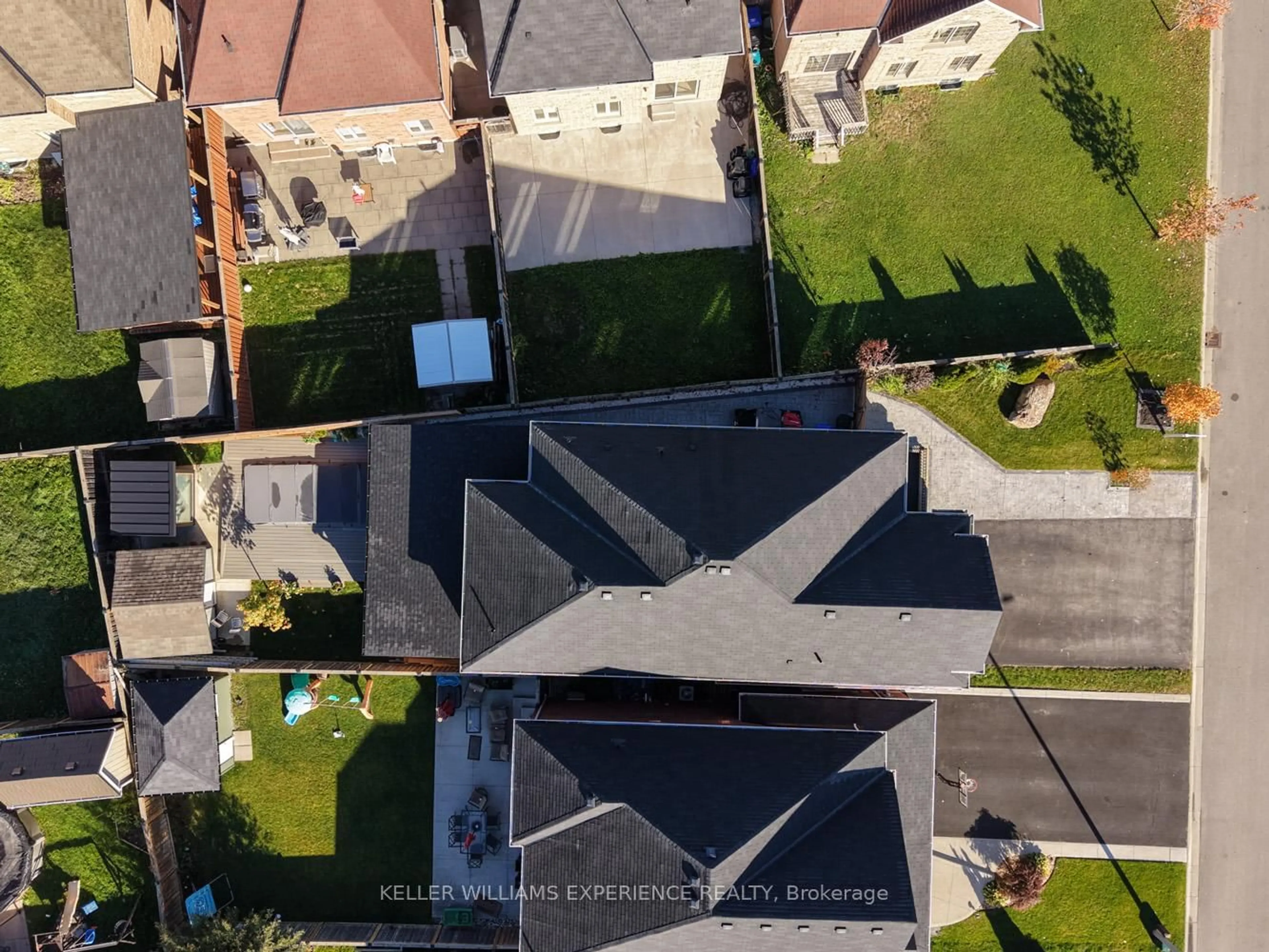 A pic from outside/outdoor area/front of a property/back of a property/a pic from drone, street for 2199 Dawson Cres, Innisfil Ontario L9S 0G9