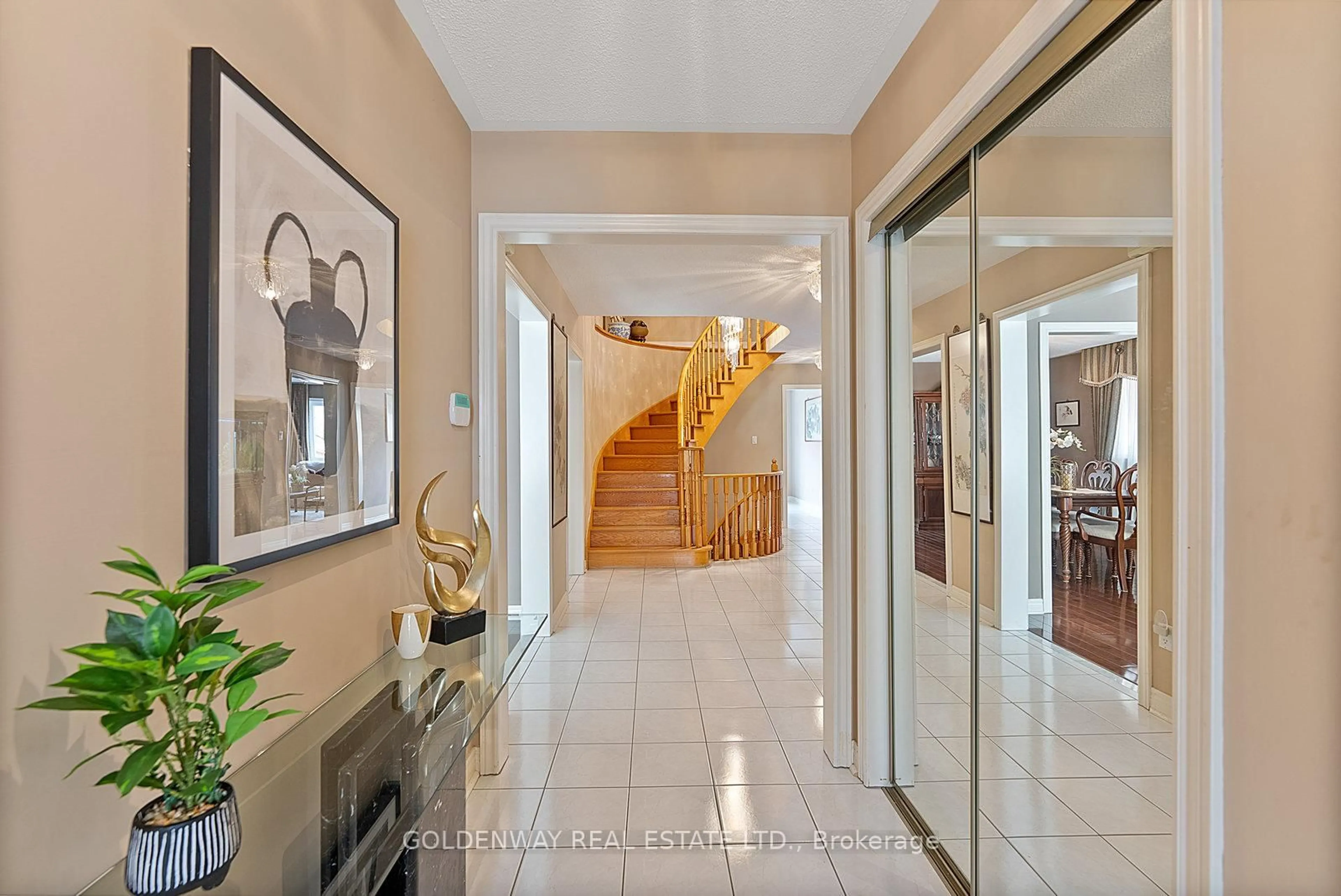 Indoor foyer for 6 Loyal Blue Cres, Richmond Hill Ontario L4S 1A2