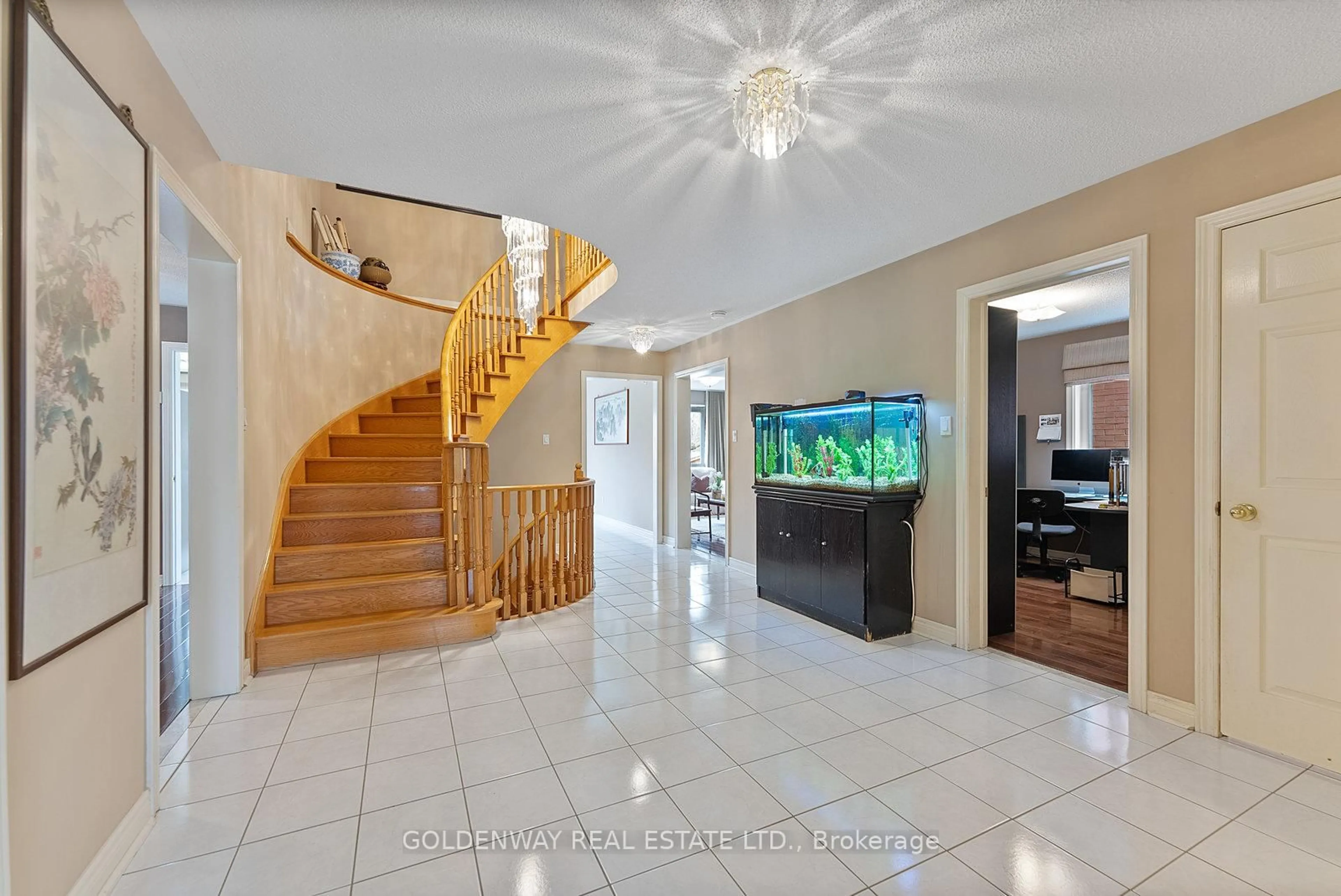 Indoor foyer for 6 Loyal Blue Cres, Richmond Hill Ontario L4S 1A2