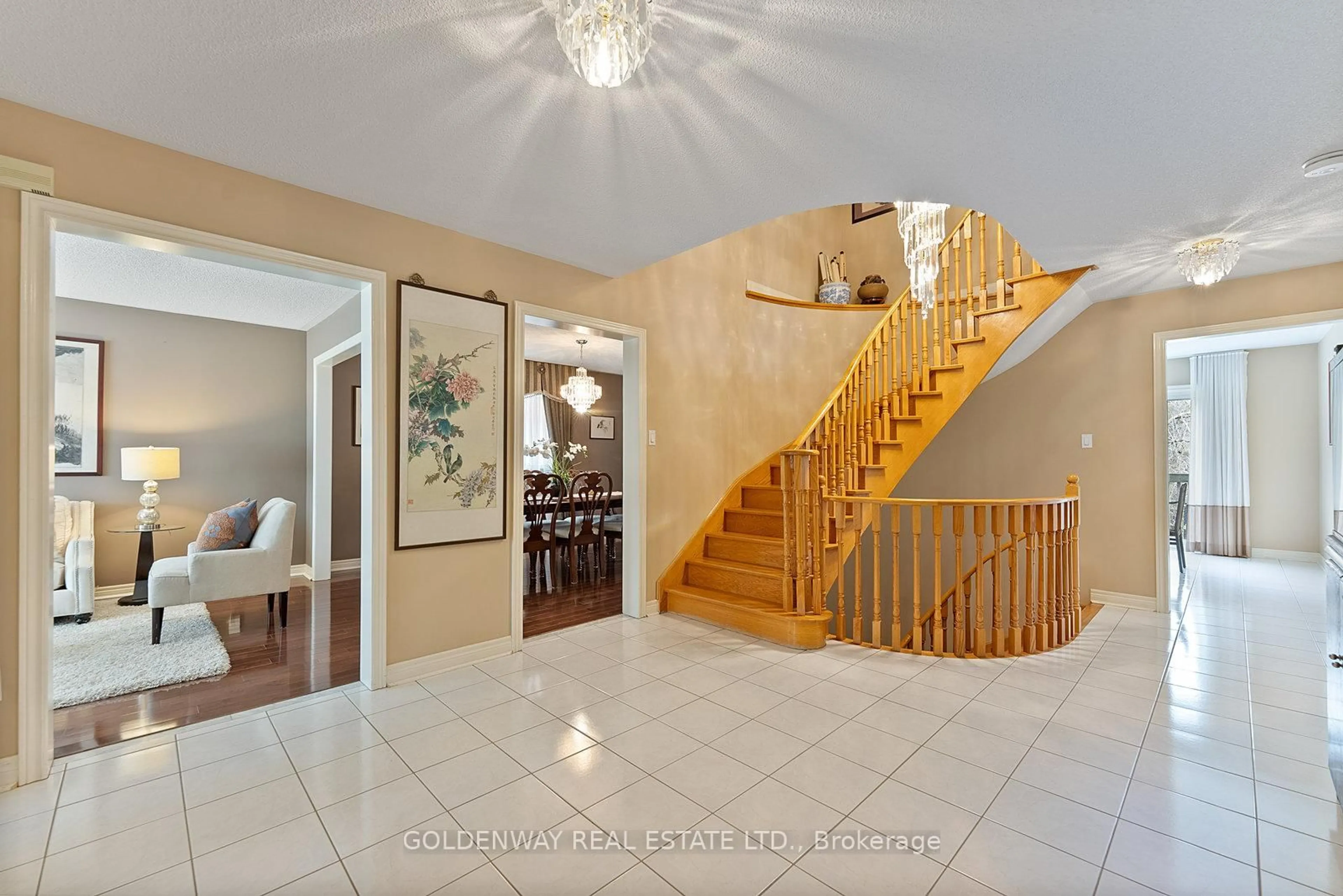 Indoor foyer for 6 Loyal Blue Cres, Richmond Hill Ontario L4S 1A2