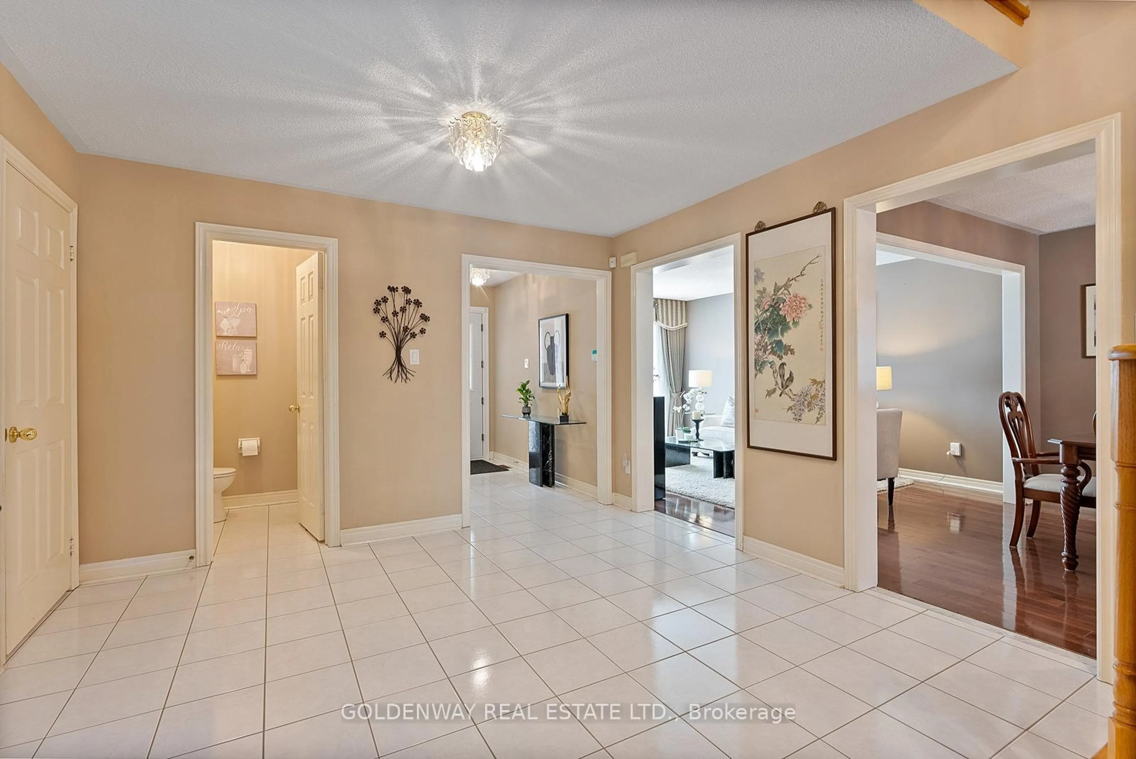 Indoor entryway for 6 Loyal Blue Cres, Richmond Hill Ontario L4S 1A2