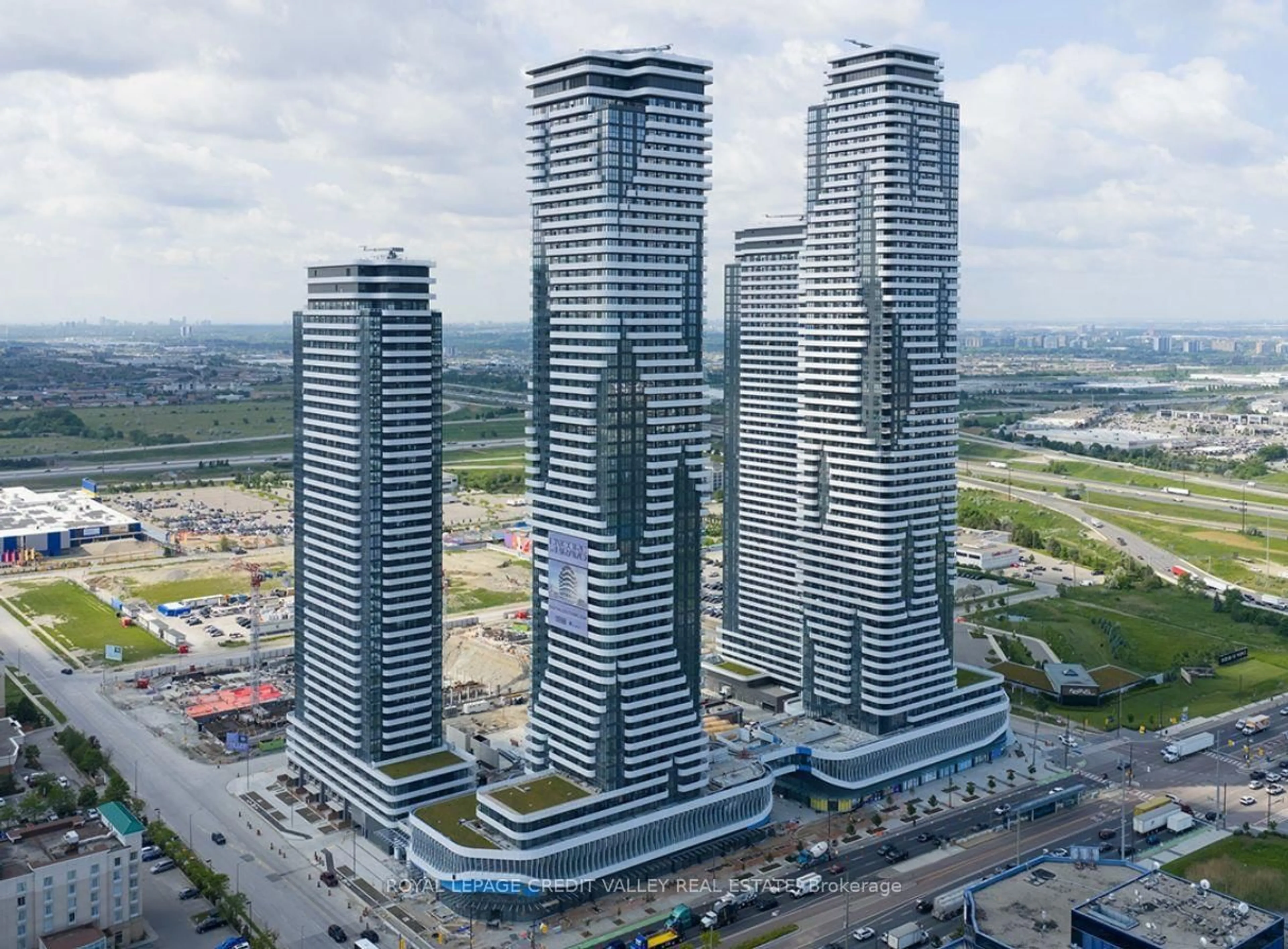 A pic from outside/outdoor area/front of a property/back of a property/a pic from drone, city buildings view from balcony for 225 Commerce St #6210, Vaughan Ontario L4K 0R1