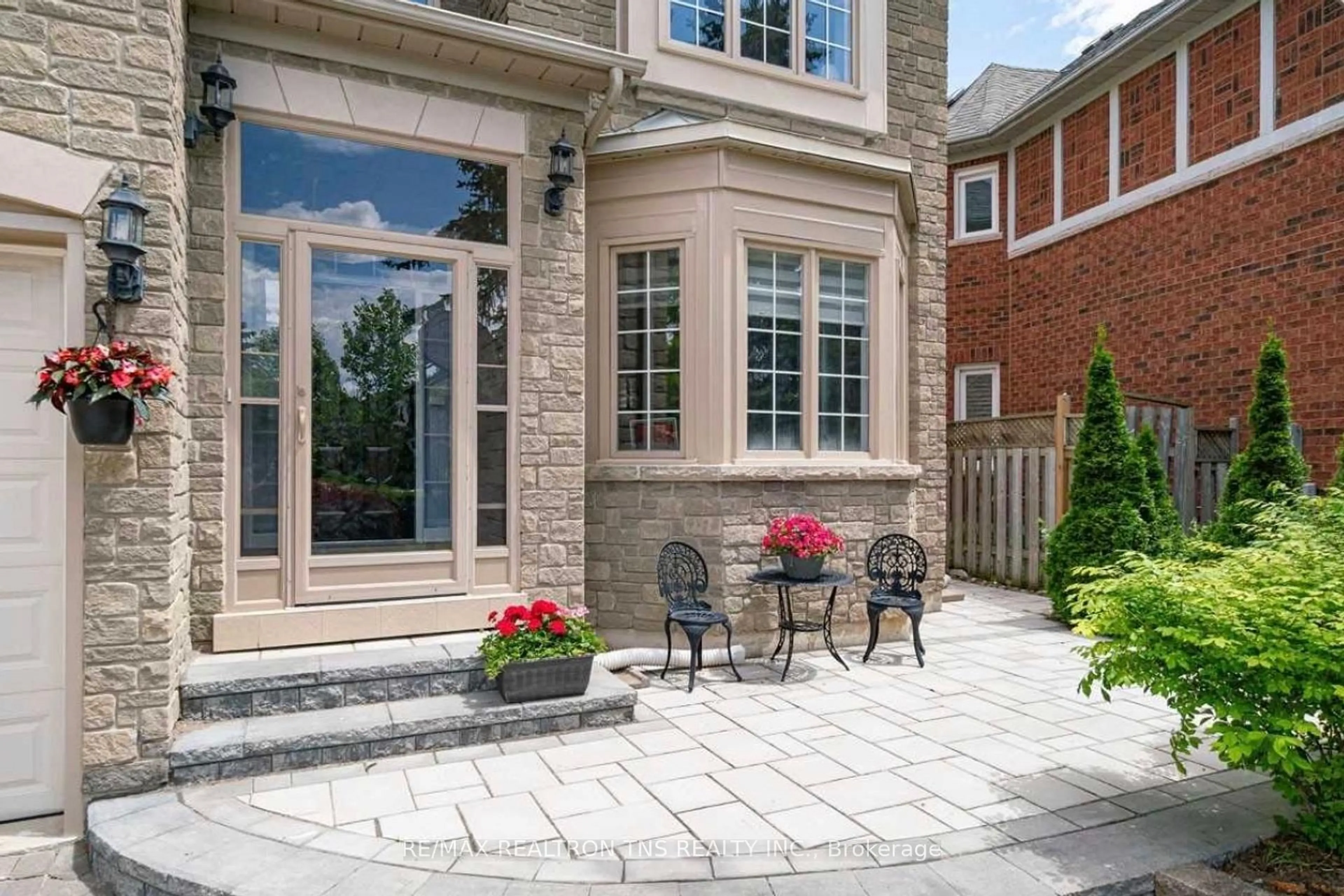 Patio, street for 11 Delevan Crt, Richmond Hill Ontario L4B 3W8