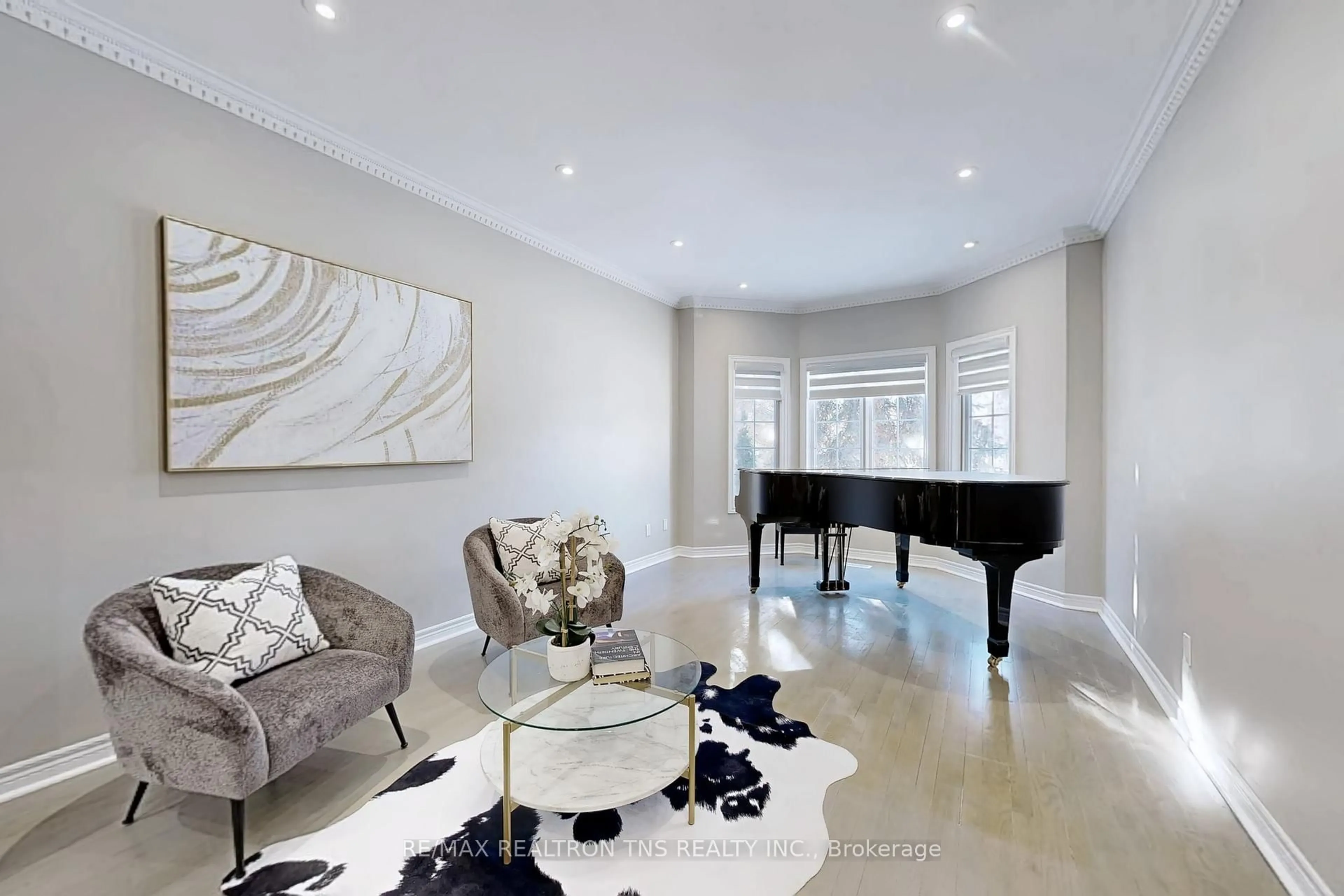 Living room with furniture, unknown for 11 Delevan Crt, Richmond Hill Ontario L4B 3W8