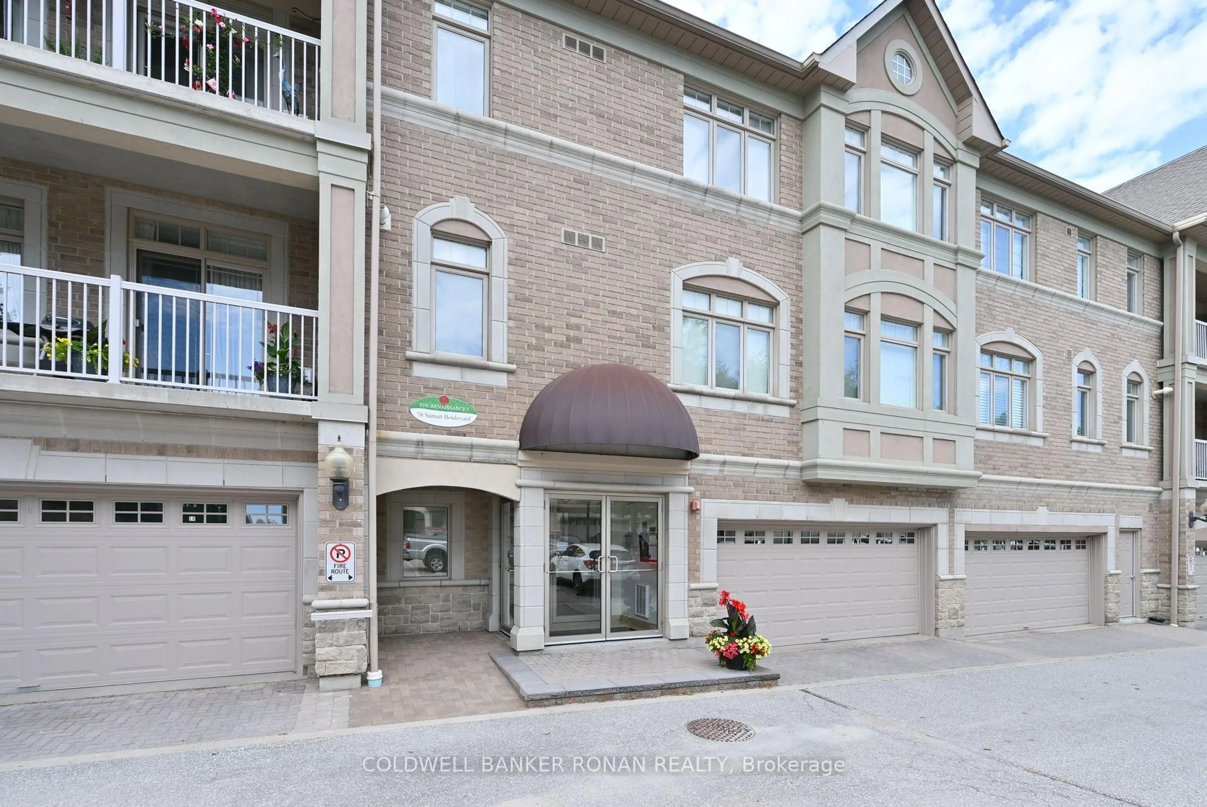 Indoor foyer for 78 Sunset Blvd #202, New Tecumseth Ontario L9R 2H5
