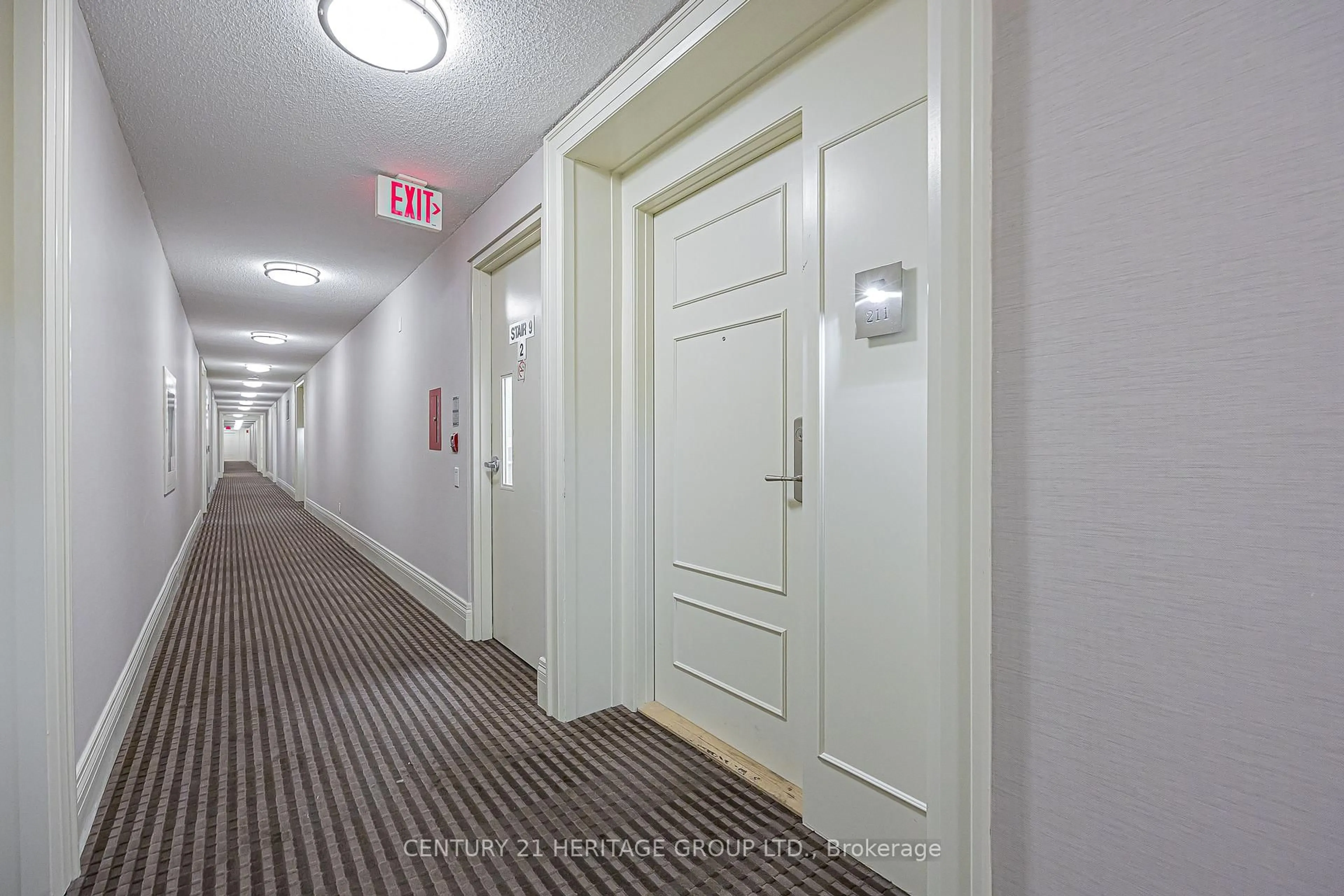 Indoor foyer for 310 Red Maple Rd #211, Richmond Hill Ontario L4C 0T7