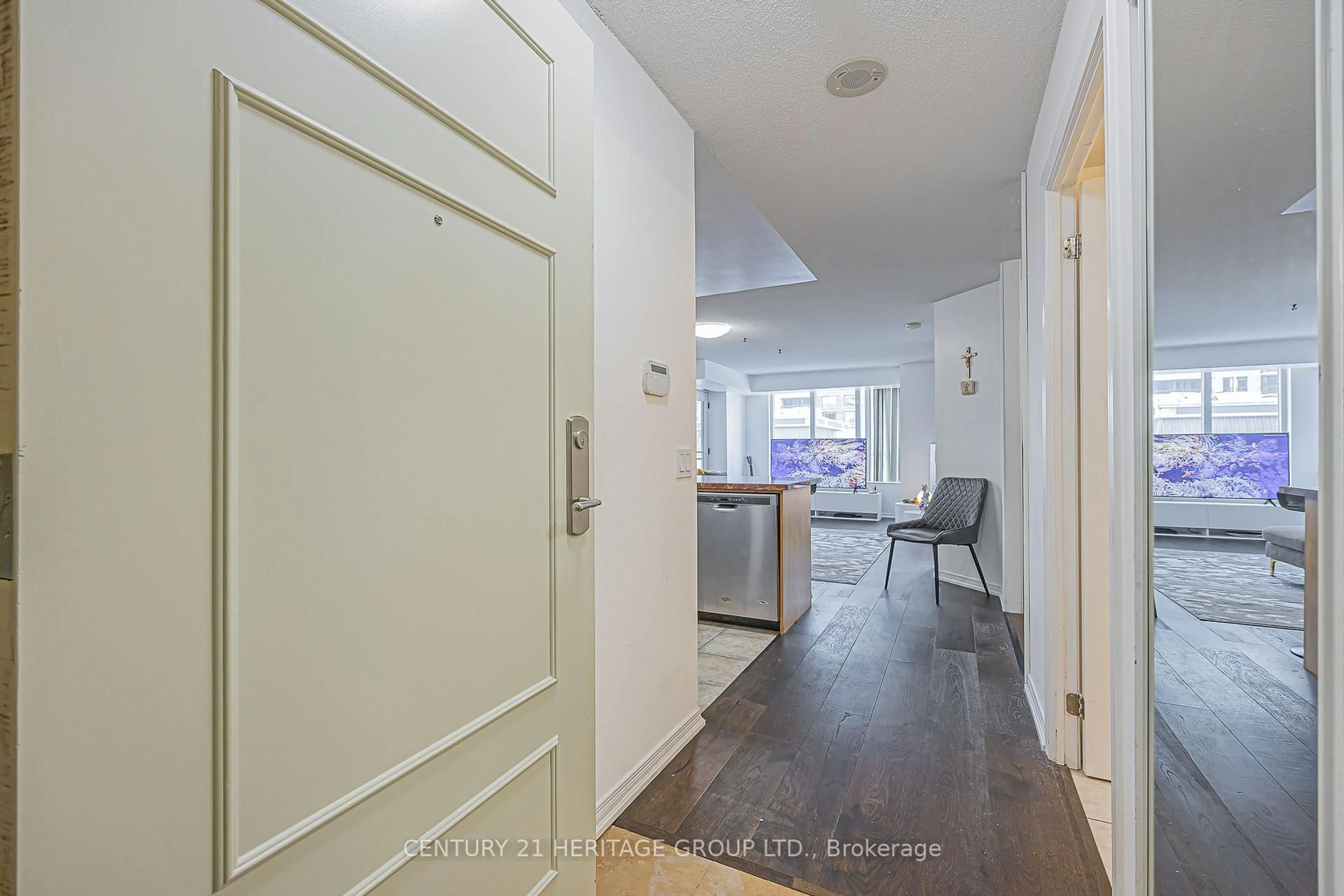 Indoor entryway for 310 Red Maple Rd #211, Richmond Hill Ontario L4C 0T7