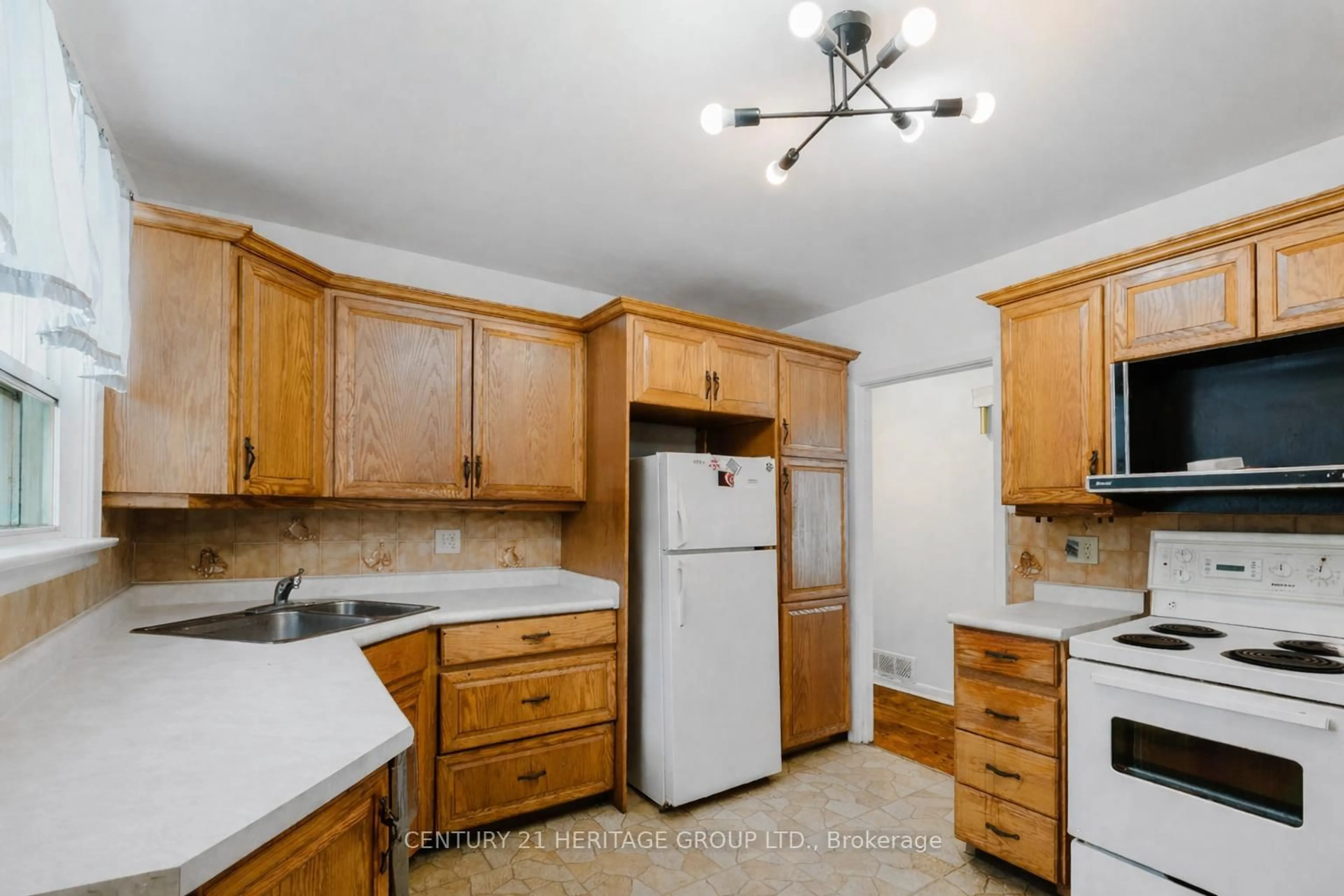 Standard kitchen, unknown for 142 Kingslynn Dr, King Ontario L7B 1H1
