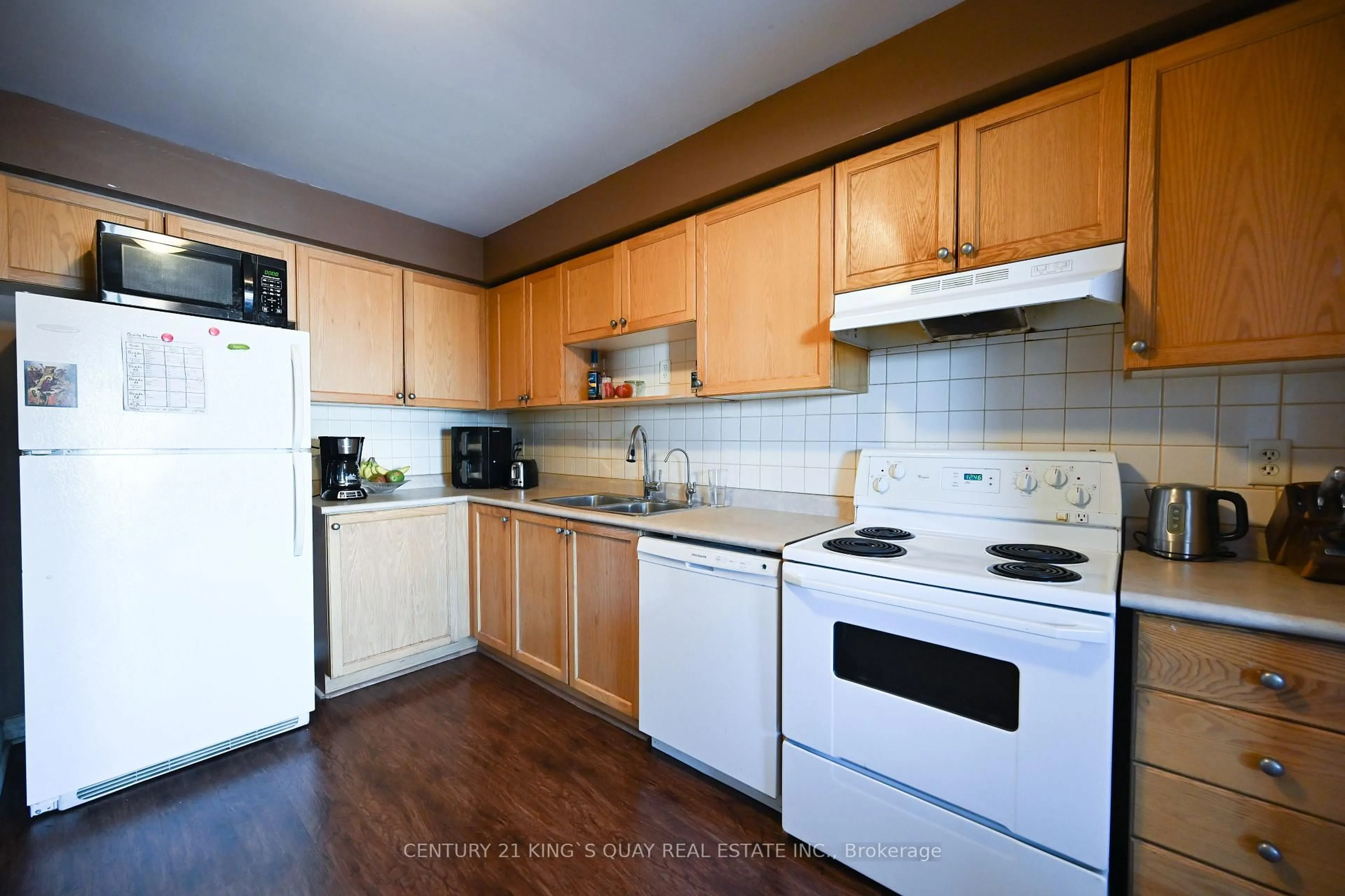 Standard kitchen, wood/laminate floor for 50 Crittenden Dr, Georgina Ontario L4P 4E4