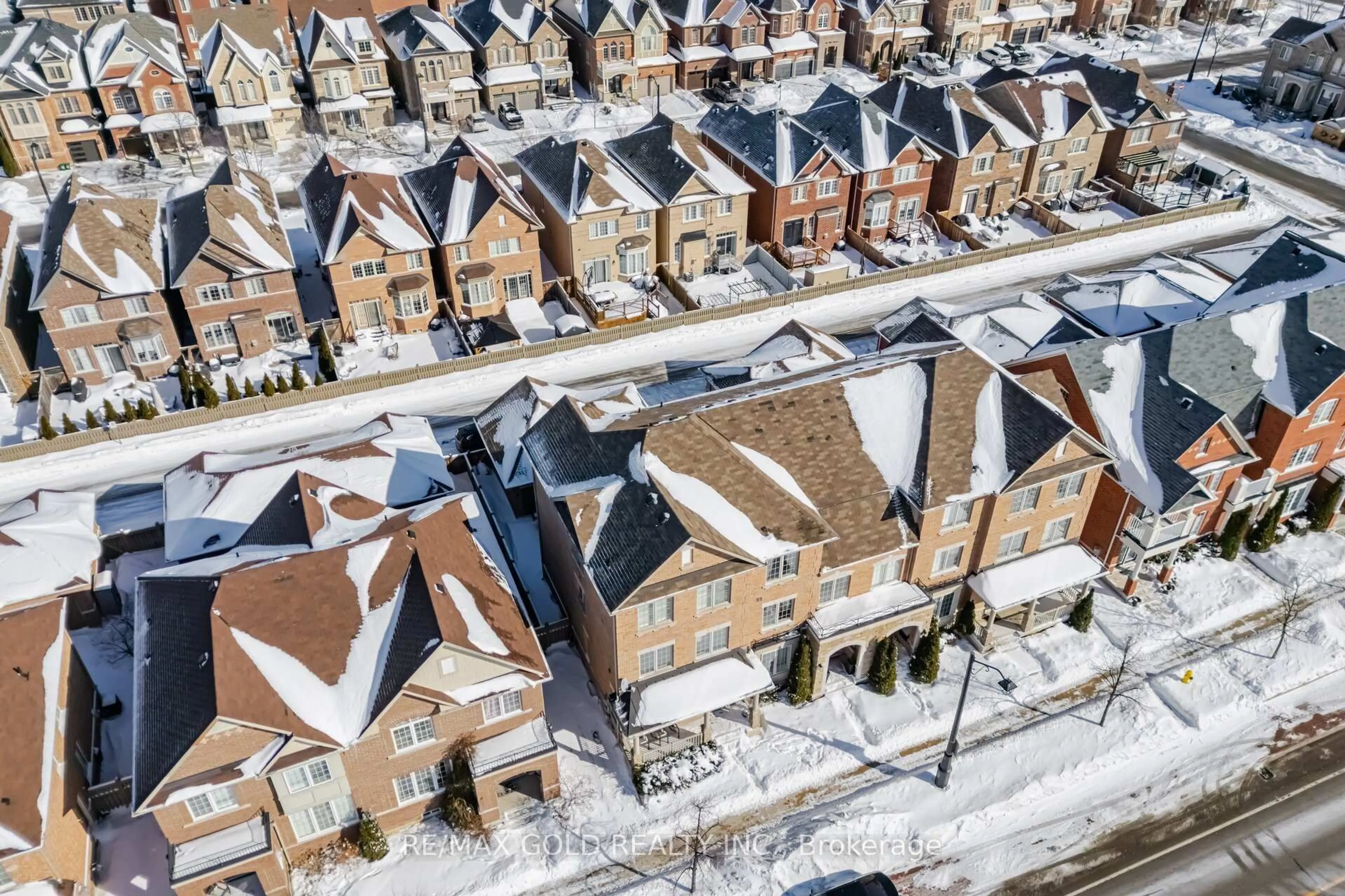 A pic from outside/outdoor area/front of a property/back of a property/a pic from drone, city buildings view from balcony for 201 Barons St, Vaughan Ontario L4H 3Y8