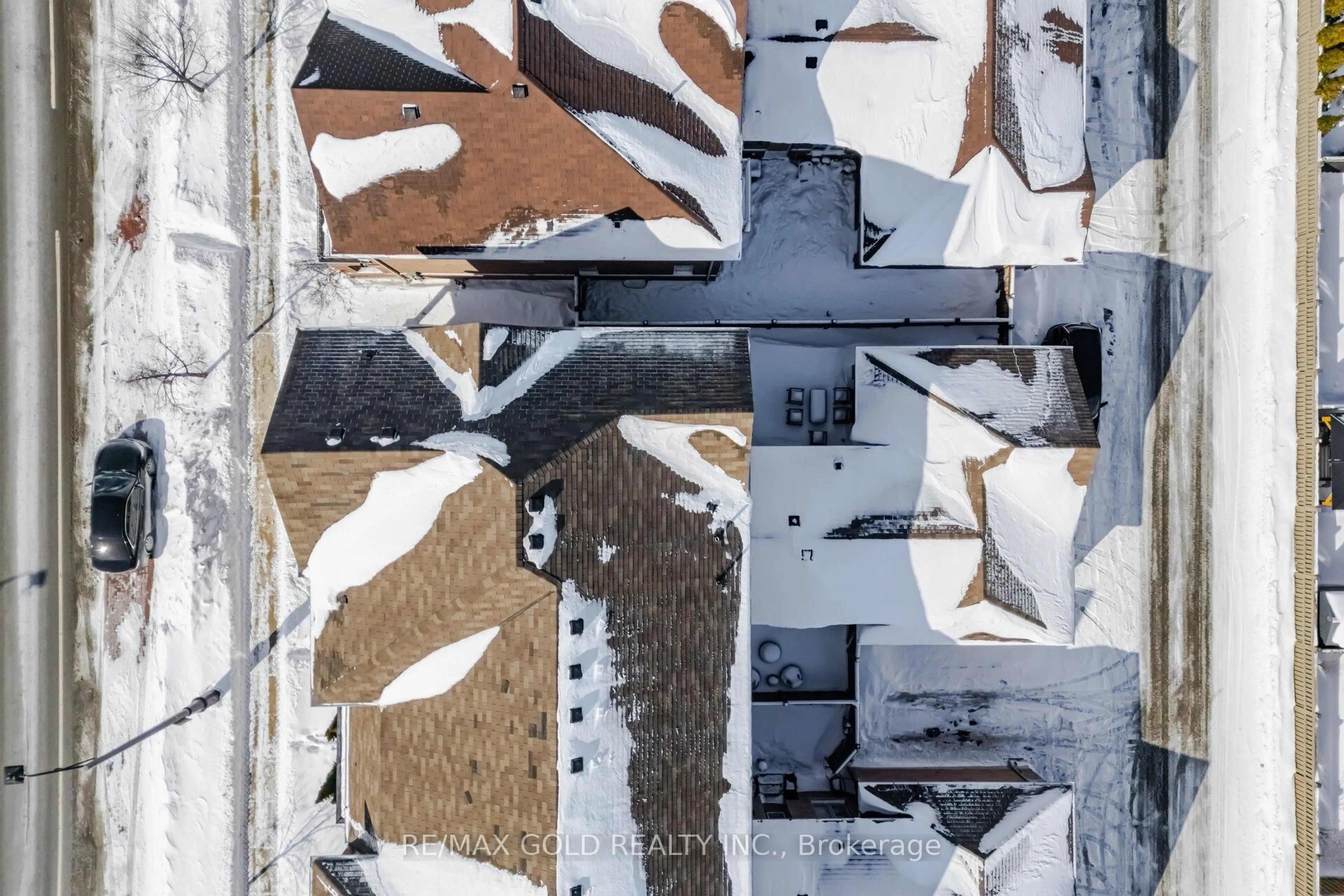 A pic from outside/outdoor area/front of a property/back of a property/a pic from drone, building for 201 Barons St, Vaughan Ontario L4H 3Y8