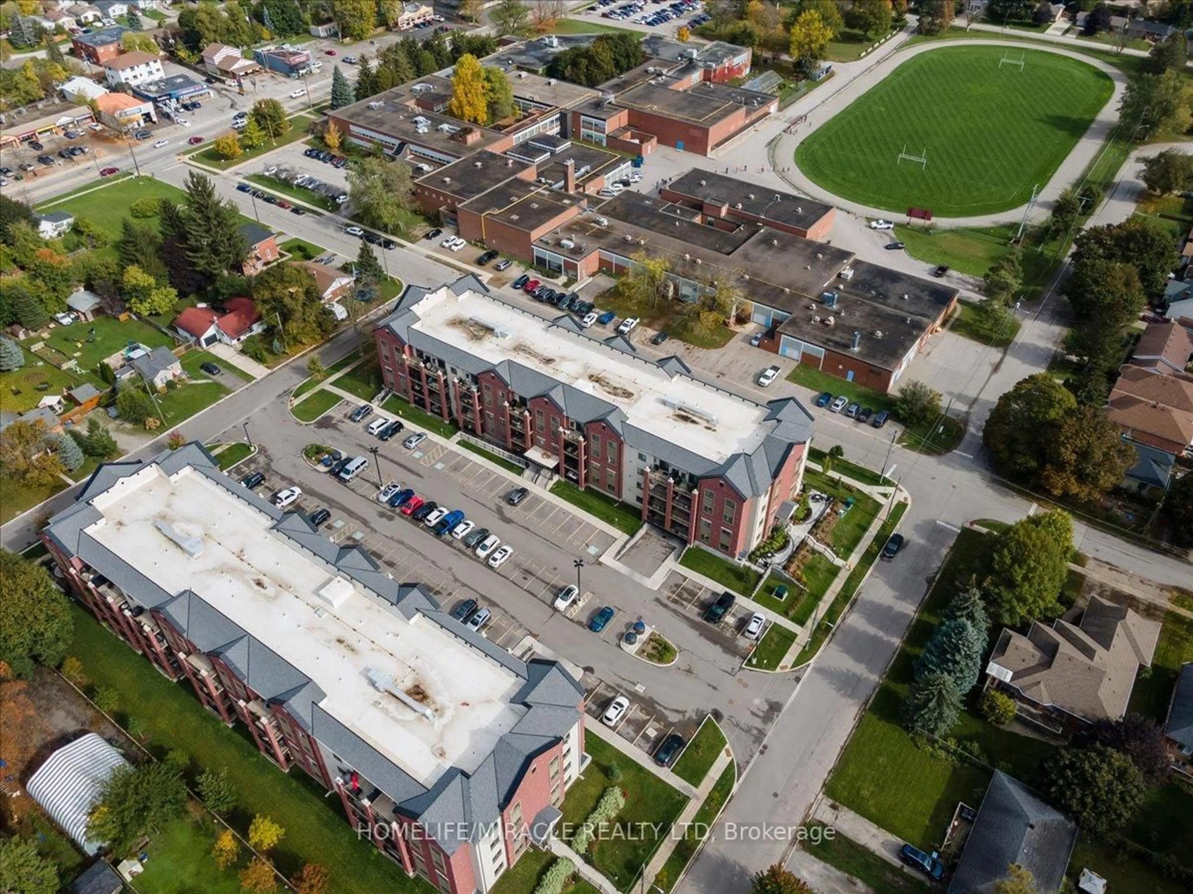 A pic from outside/outdoor area/front of a property/back of a property/a pic from drone, unknown for 161 Wellington St #304, New Tecumseth Ontario L9R 0R8