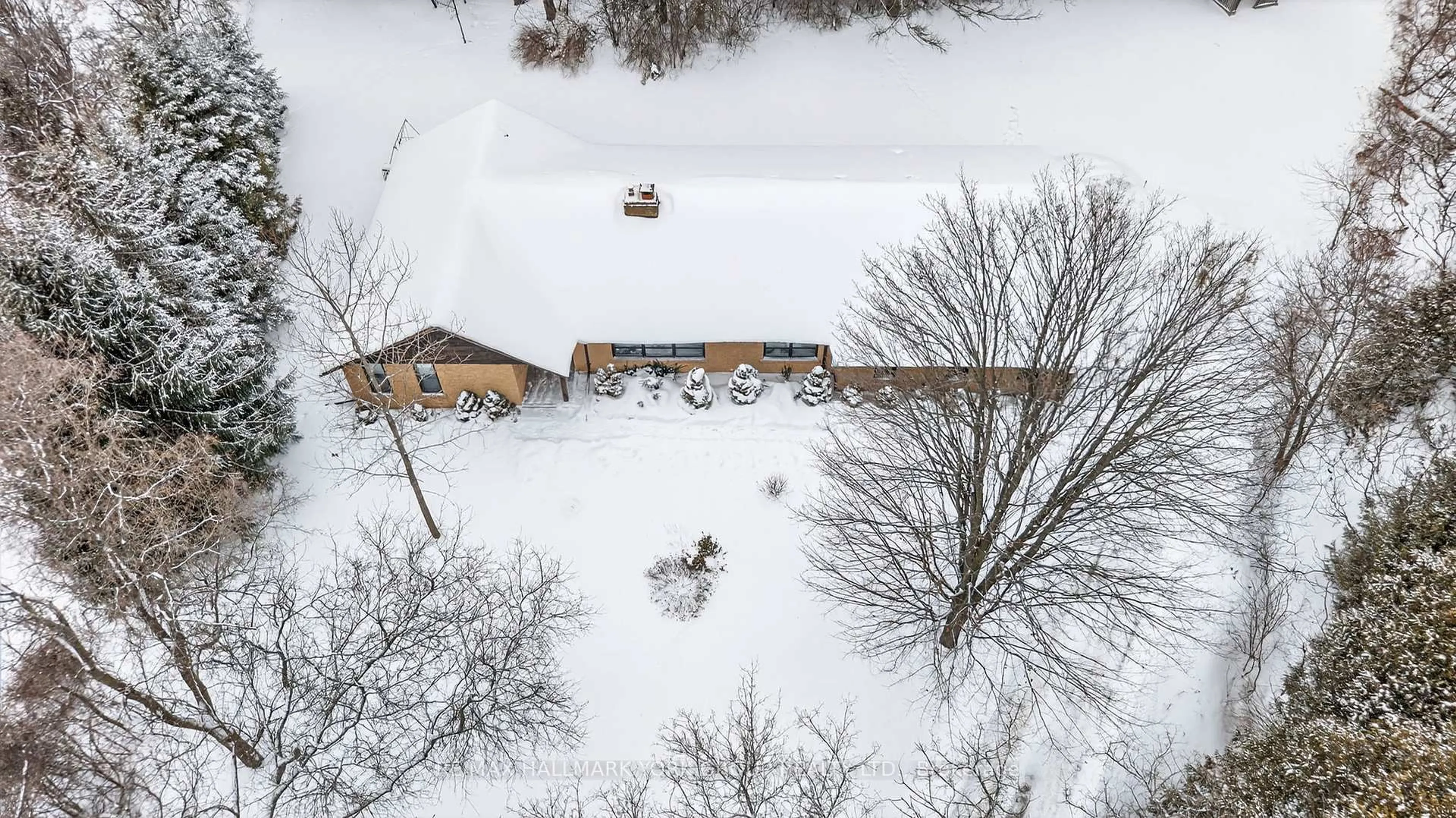 A pic from outside/outdoor area/front of a property/back of a property/a pic from drone, building for 570 Kettleby Rd, King Ontario L7B 0C9