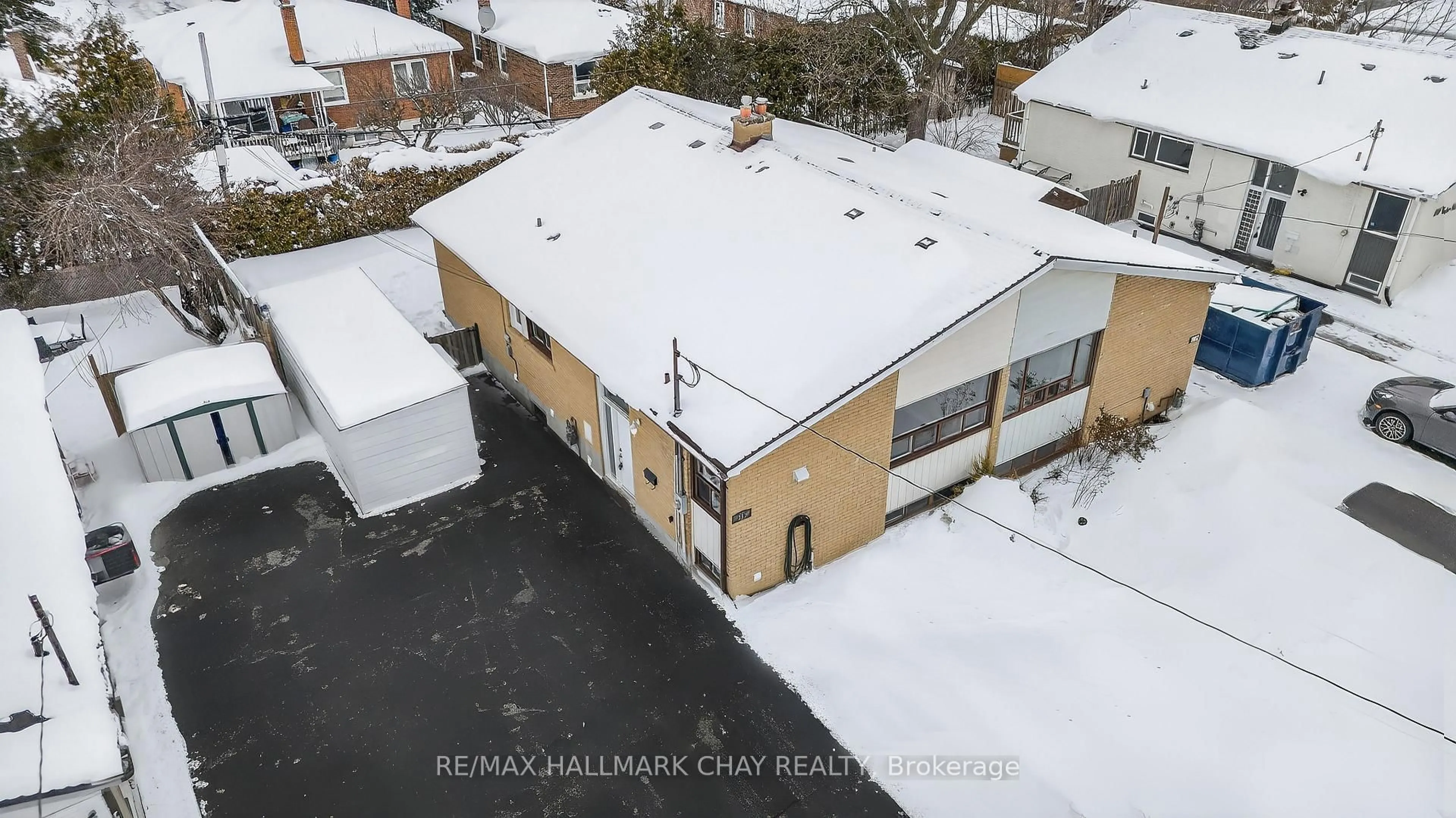 A pic from outside/outdoor area/front of a property/back of a property/a pic from drone, building for 313 Taylor Mills Dr, Richmond Hill Ontario L4C 2T8