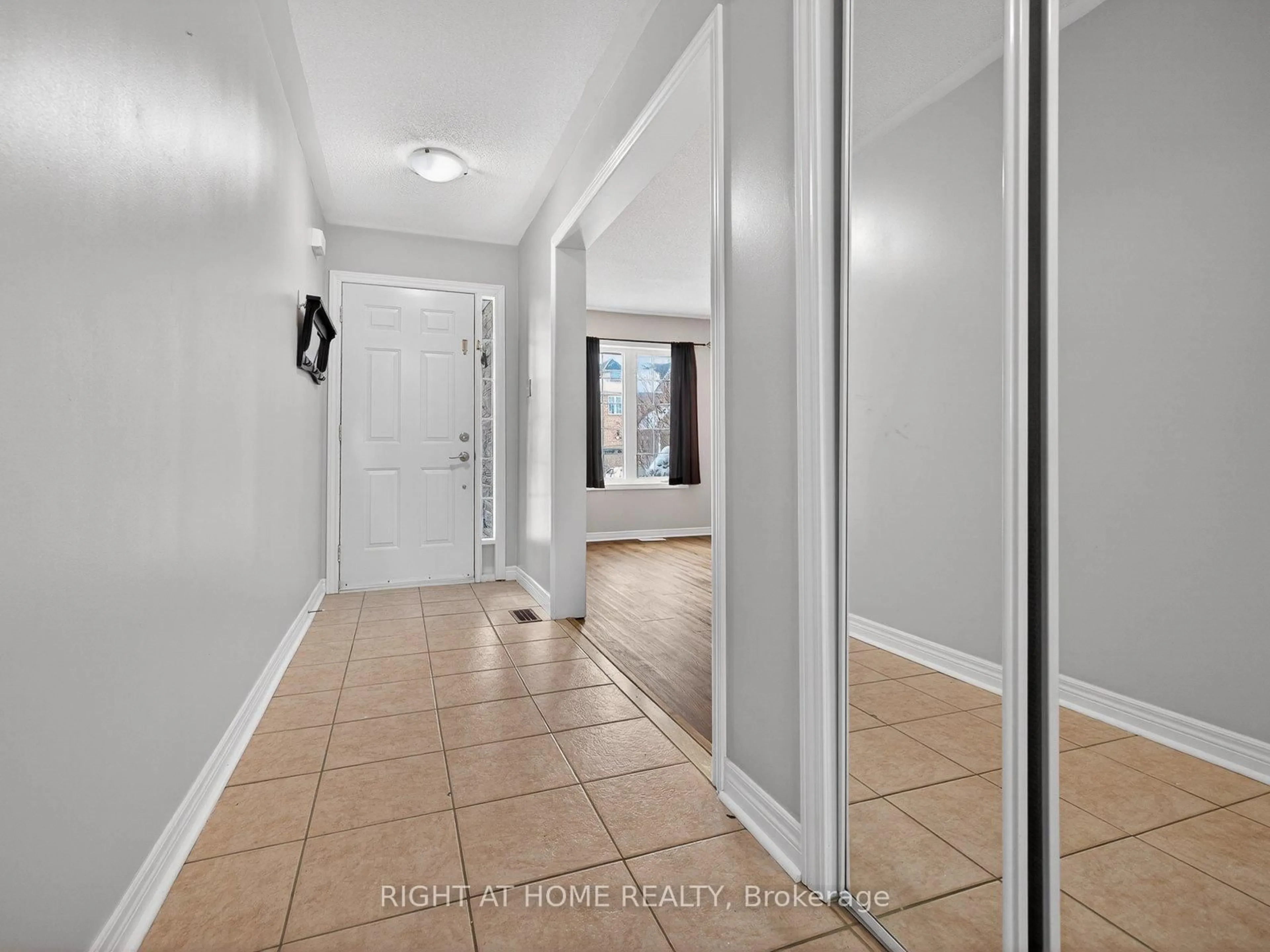 Indoor entryway for 349 Wood Duck Lane, Newmarket Ontario L3X 2X8