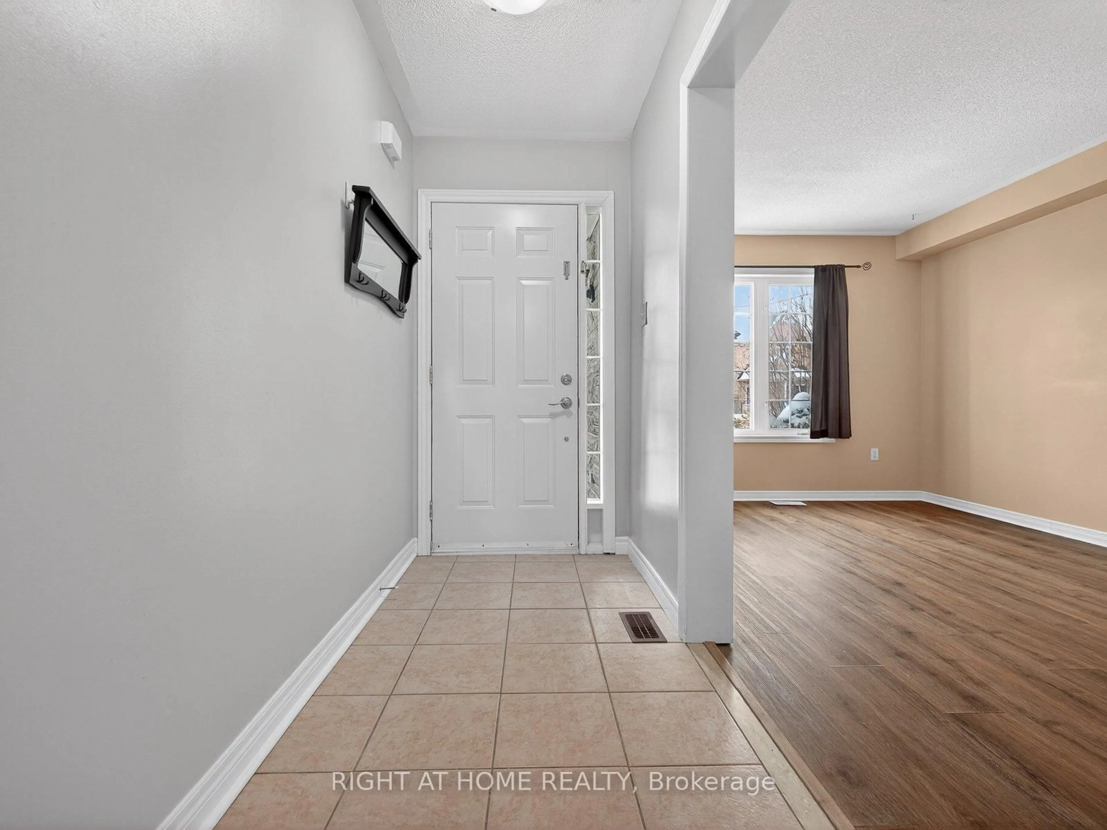 Indoor entryway for 349 Wood Duck Lane, Newmarket Ontario L3X 2X8