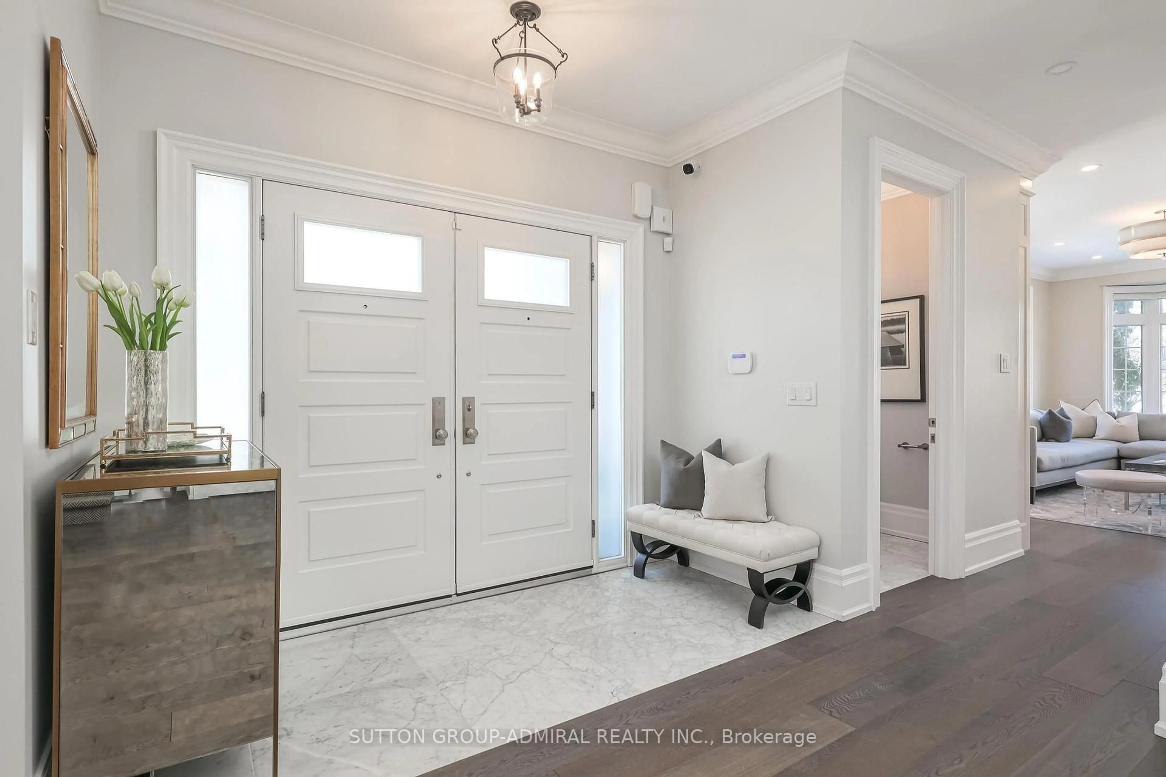 Indoor entryway for 75 Strauss Rd, Vaughan Ontario L4J 8Z4