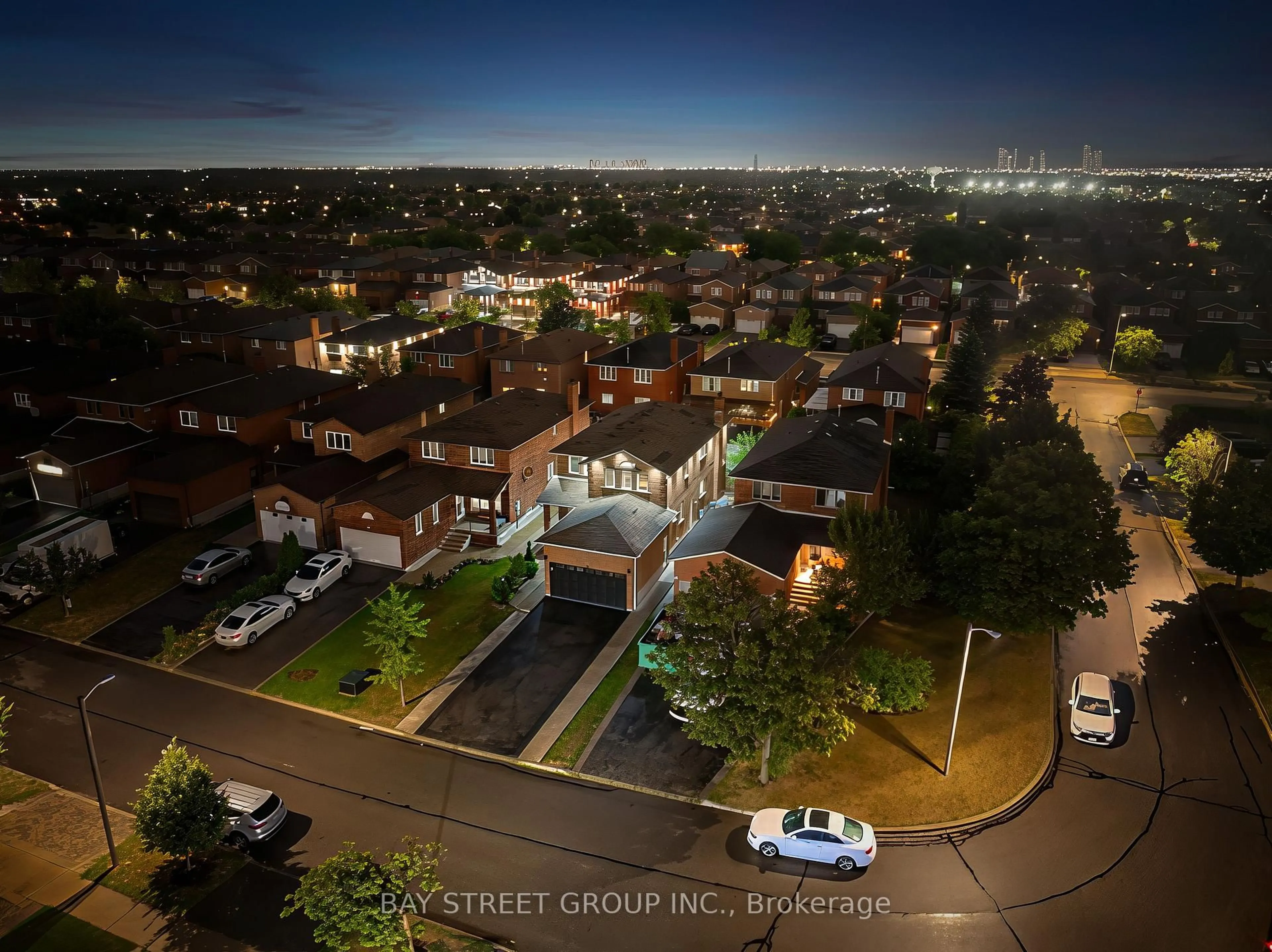 A pic from outside/outdoor area/front of a property/back of a property/a pic from drone, street for 34 Lamp Cres, Vaughan Ontario L4L 6J9