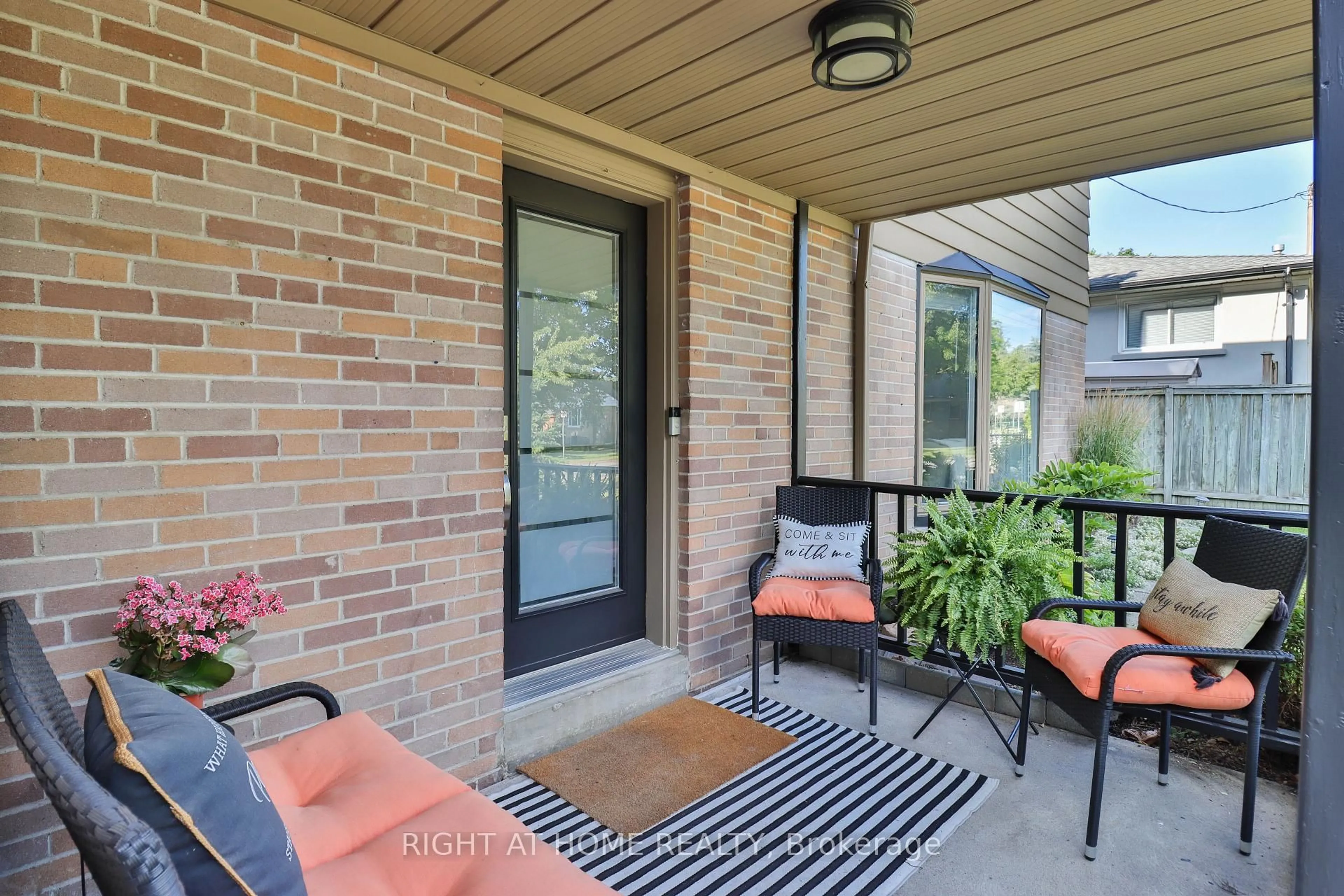 Patio, street for 819 Srigley St, Newmarket Ontario L3Y 1X9