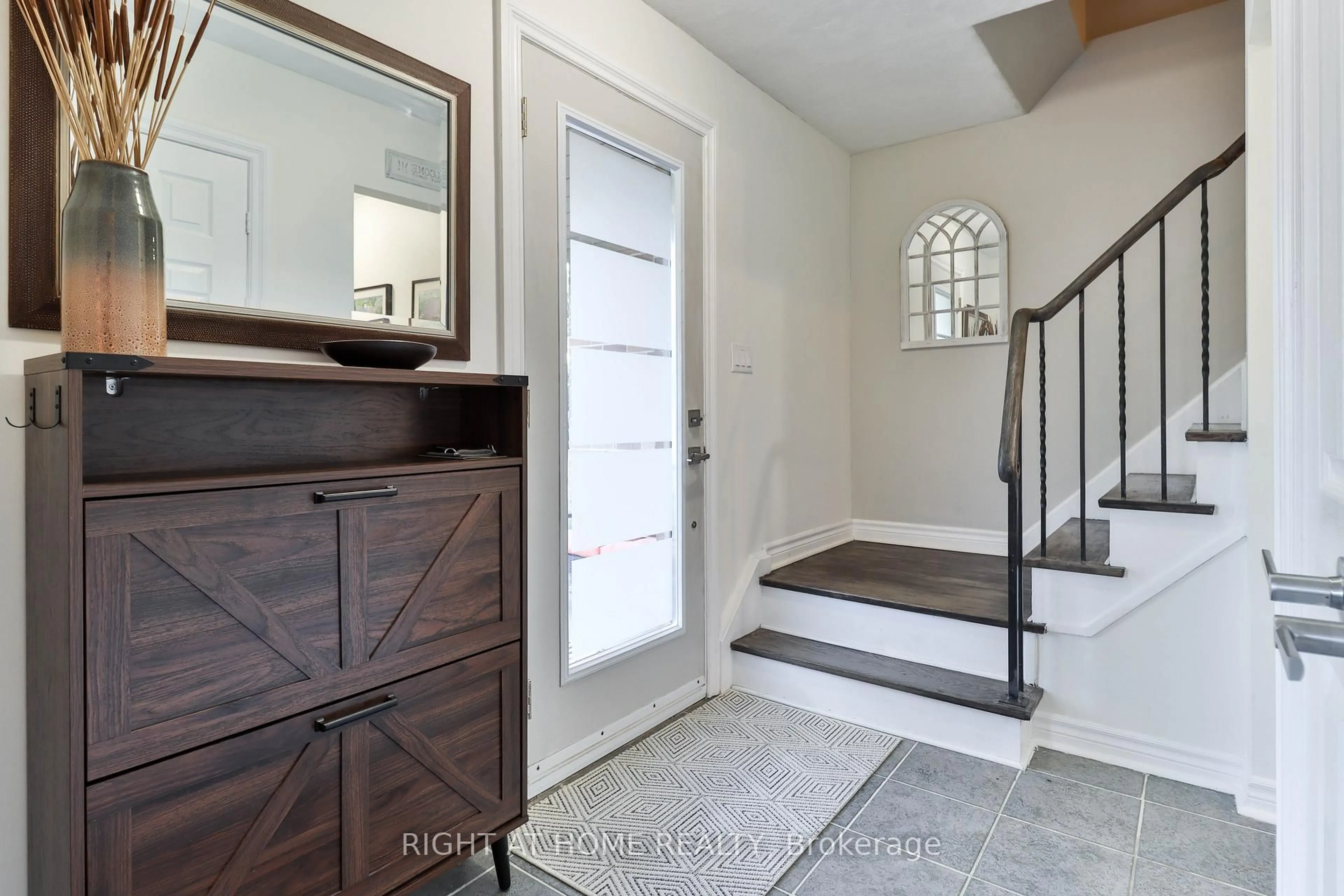 Indoor entryway for 819 Srigley St, Newmarket Ontario L3Y 1X9