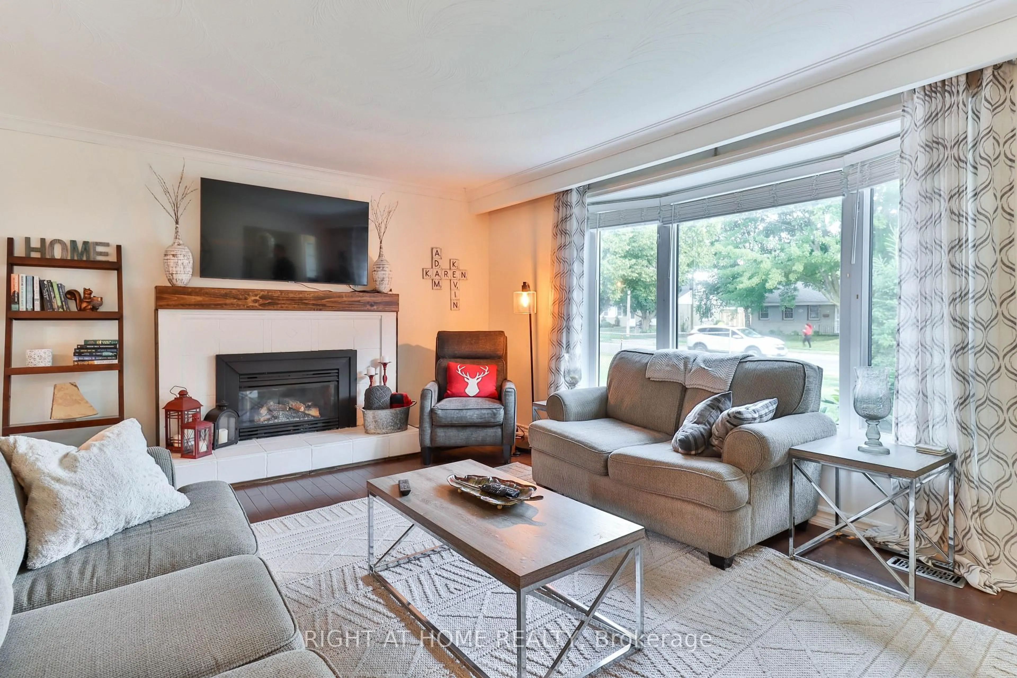 Living room with furniture, unknown for 819 Srigley St, Newmarket Ontario L3Y 1X9