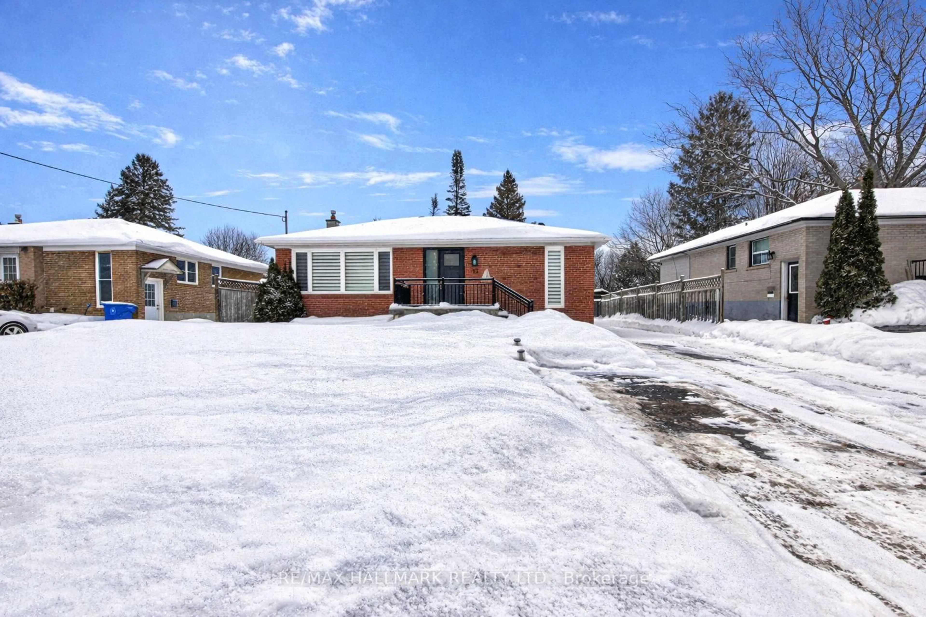 A pic from outside/outdoor area/front of a property/back of a property/a pic from drone, street for 13 Patrick Dr, Aurora Ontario L4G 2A6