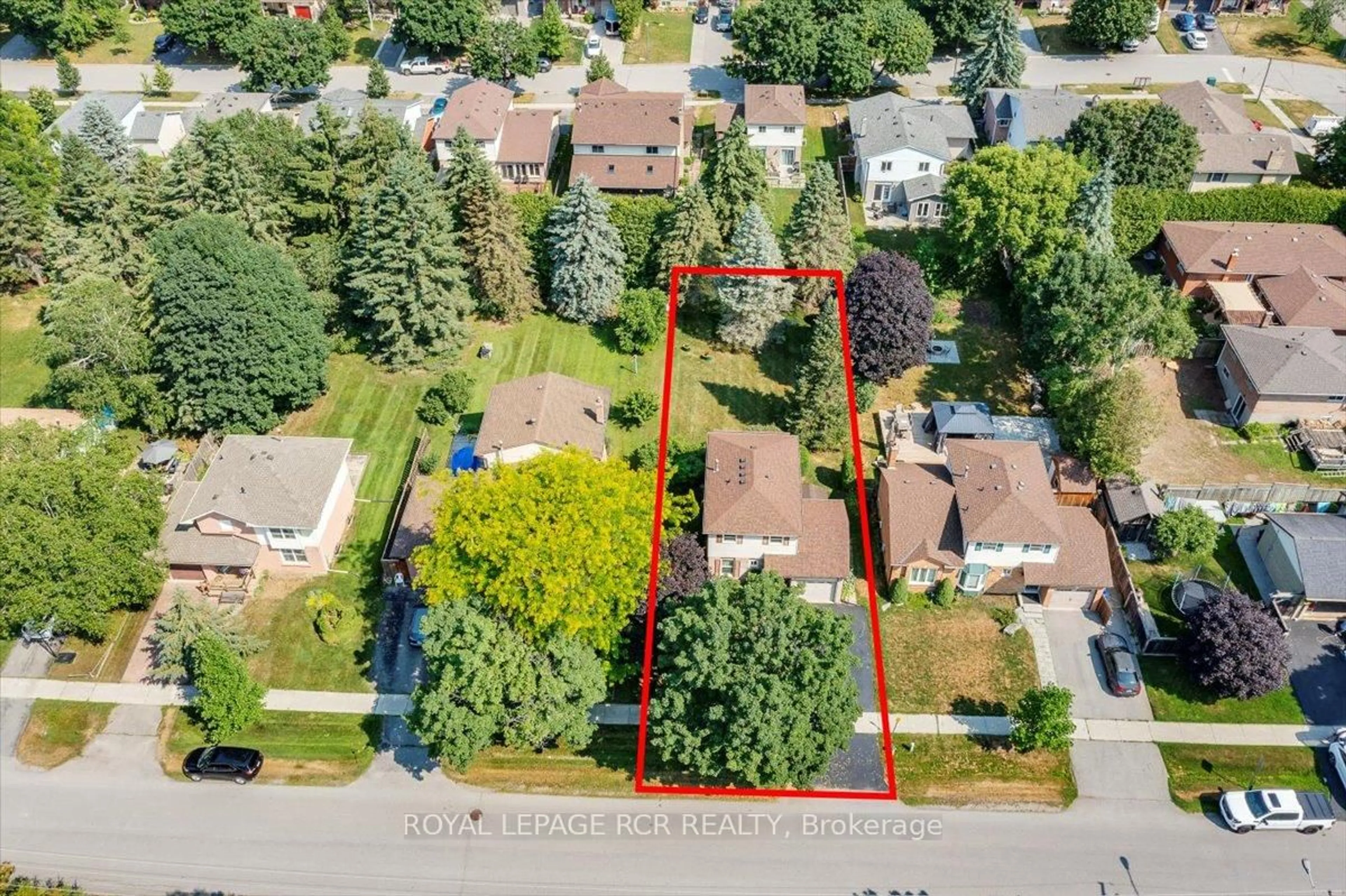 A pic from outside/outdoor area/front of a property/back of a property/a pic from drone, street for 86 Princess St, East Gwillimbury Ontario L0G 1M0