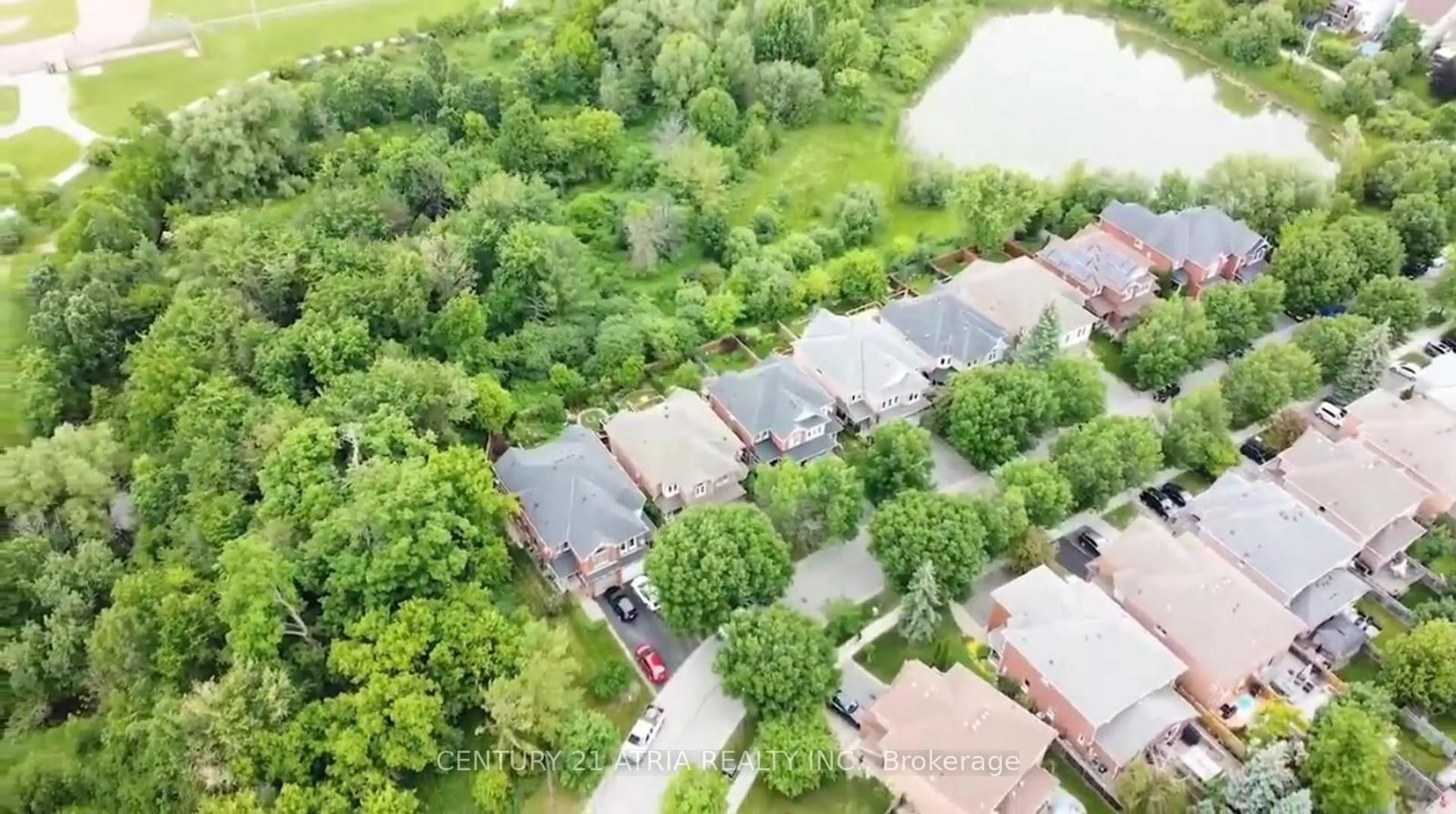 A pic from outside/outdoor area/front of a property/back of a property/a pic from drone, street for 102 Woodroof Cres, Aurora Ontario L4G 7H3