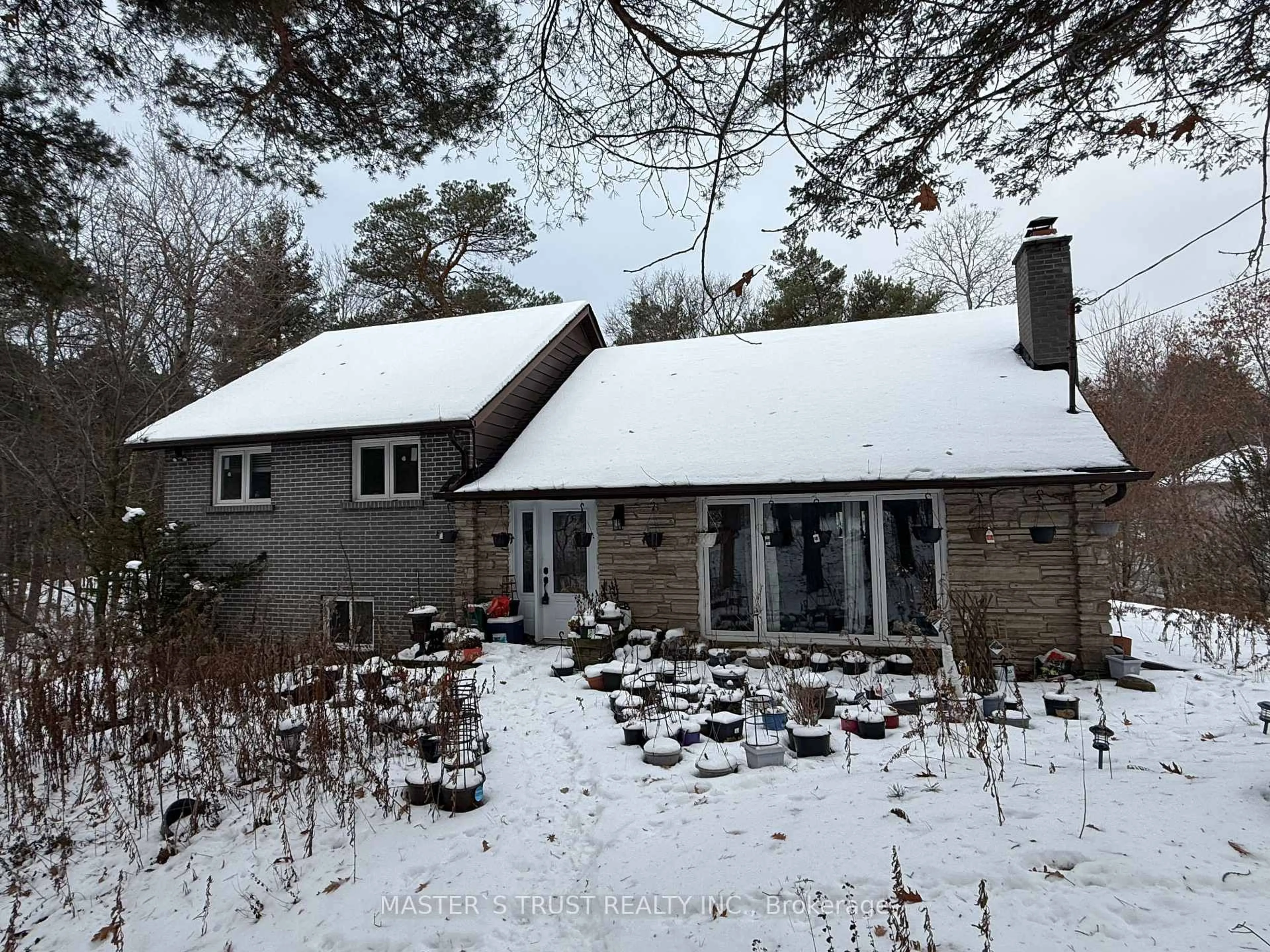 A pic from outside/outdoor area/front of a property/back of a property/a pic from drone, unknown for 14178 Yonge St, Aurora Ontario L4G 0P5