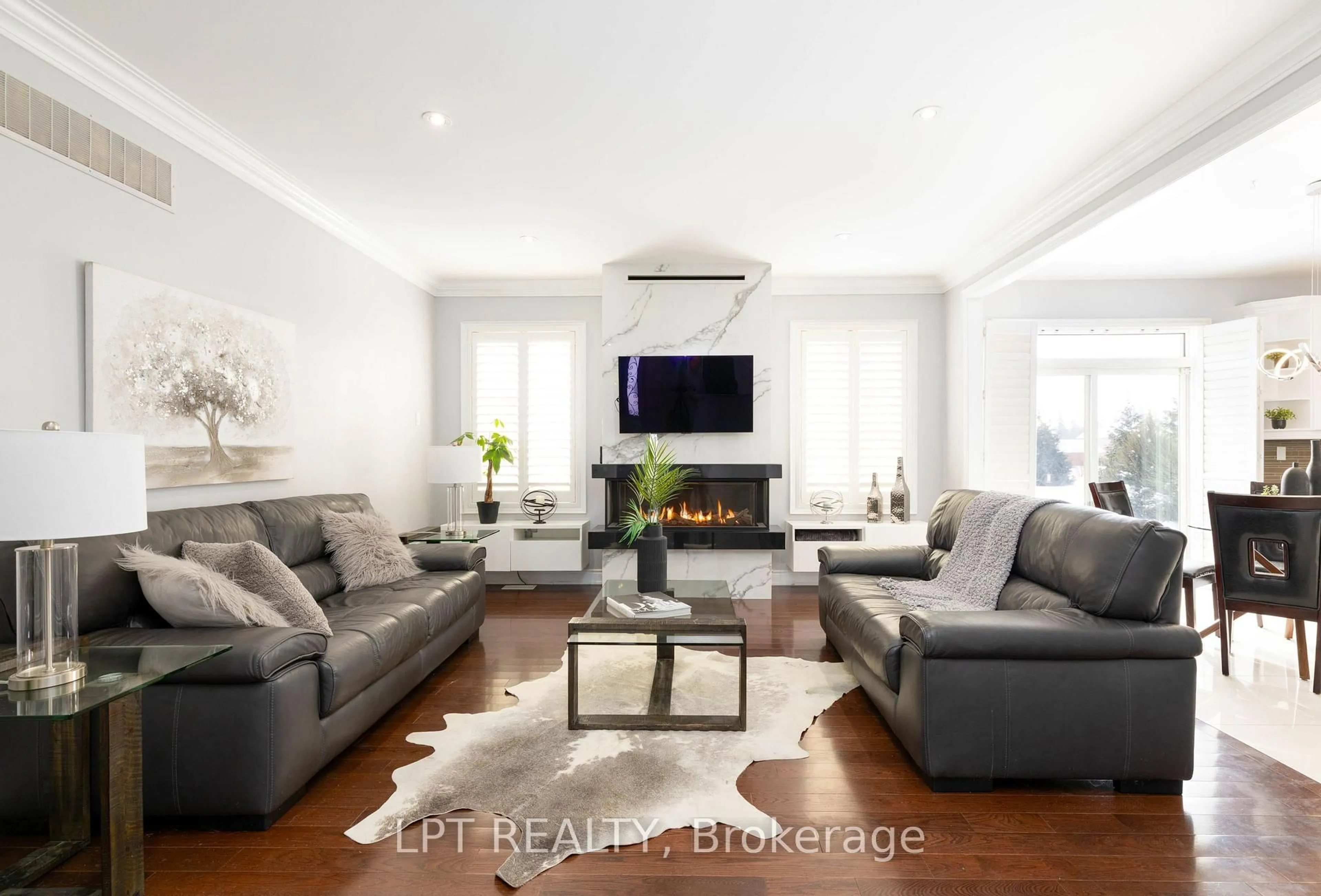 Living room with furniture, unknown for 66 Stonesthrow Cres, Uxbridge Ontario L0C 1A0