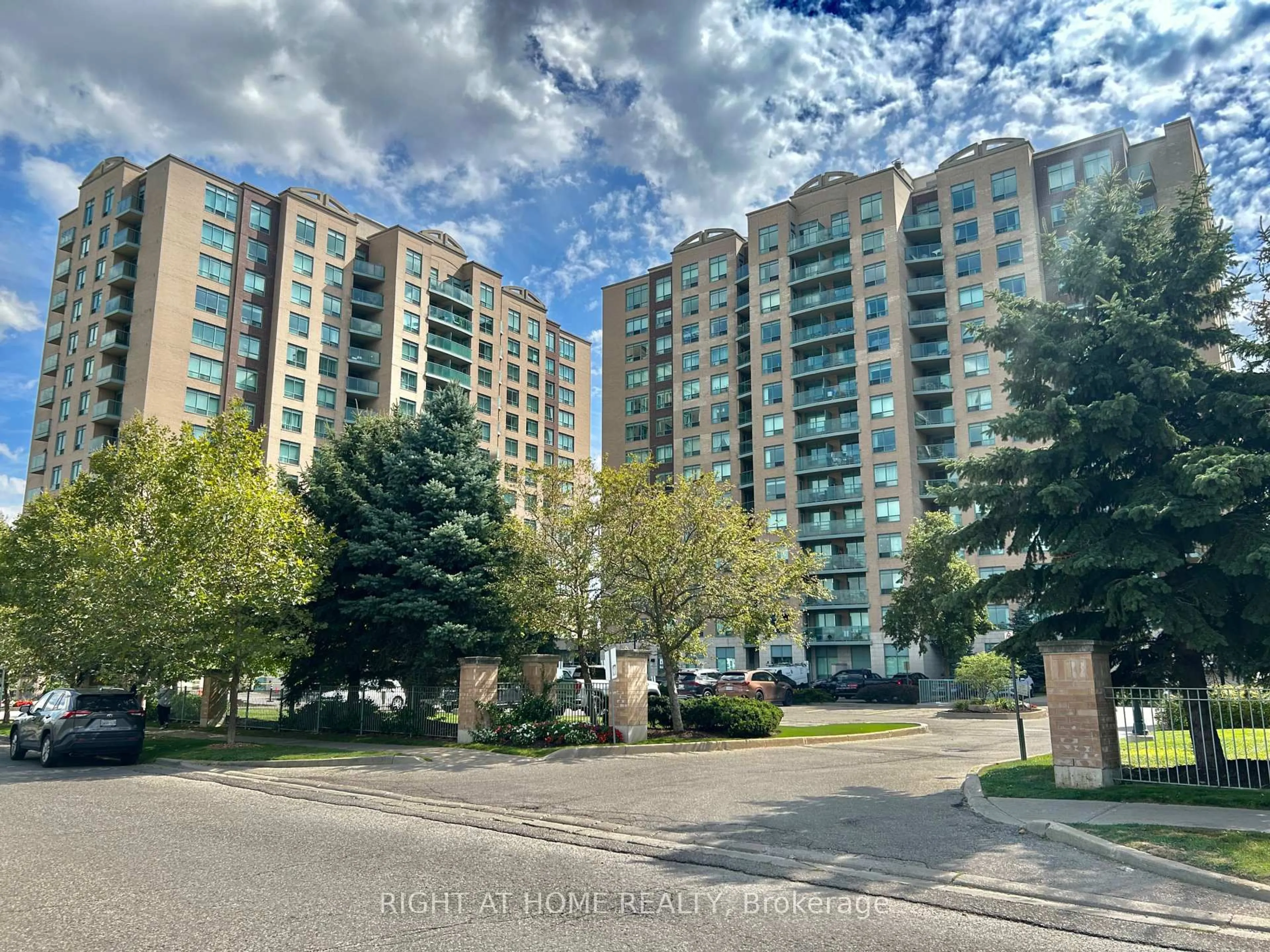 A pic from outside/outdoor area/front of a property/back of a property/a pic from drone, unknown for 11 Oneida Cres #310, Richmond Hill Ontario L4B 0A1